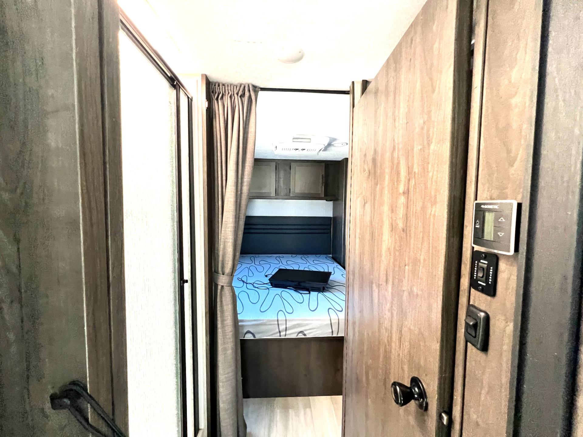 2022 Coachmen 2022 Coachmen Leprechaun - thumbnail 36