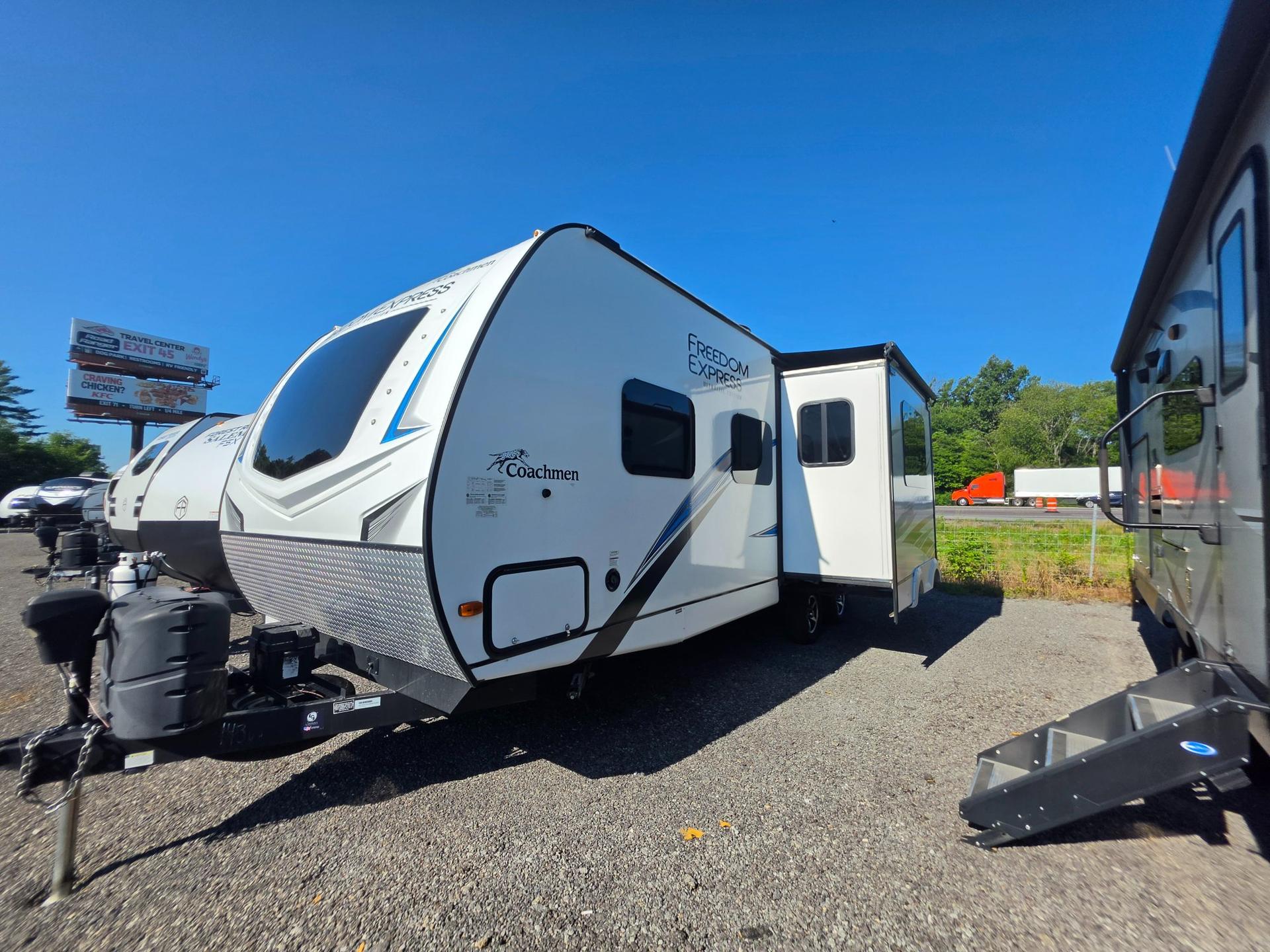 2021 Coachmen 2021 Coachmen Freedom Express Ultra Lite - thumbnail 3