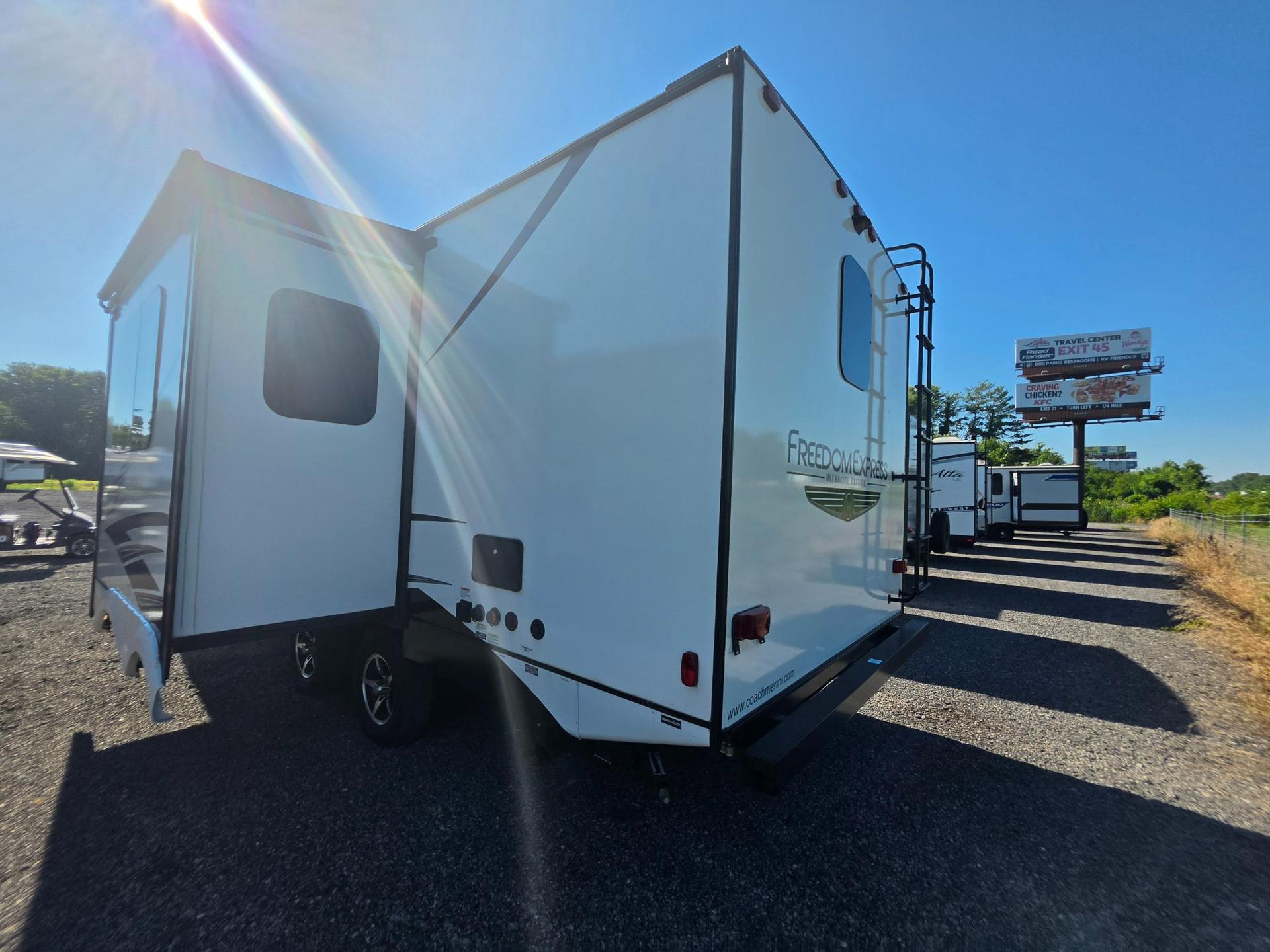 2021 Coachmen 2021 Coachmen Freedom Express Ultra Lite - thumbnail 4