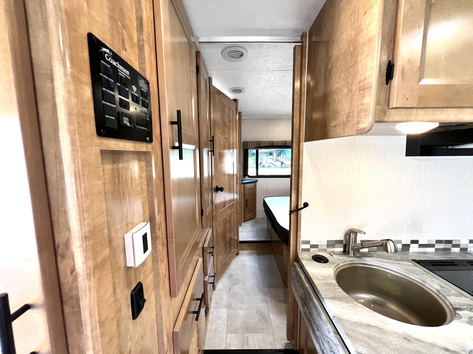 2021 Coachmen 2021 Coachmen Leprechaun Premier - thumbnail 31