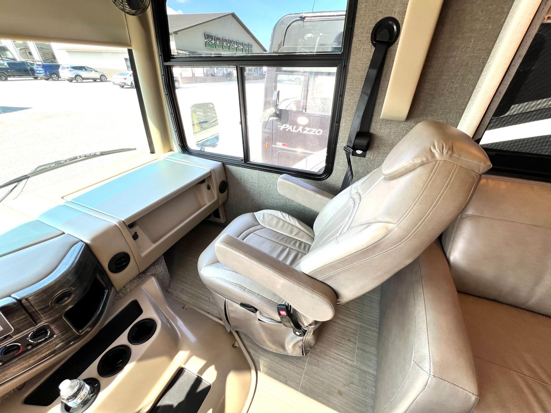 2021 Thor Motor Coach 2021 Thor Motor Coach Challenger - thumbnail 15