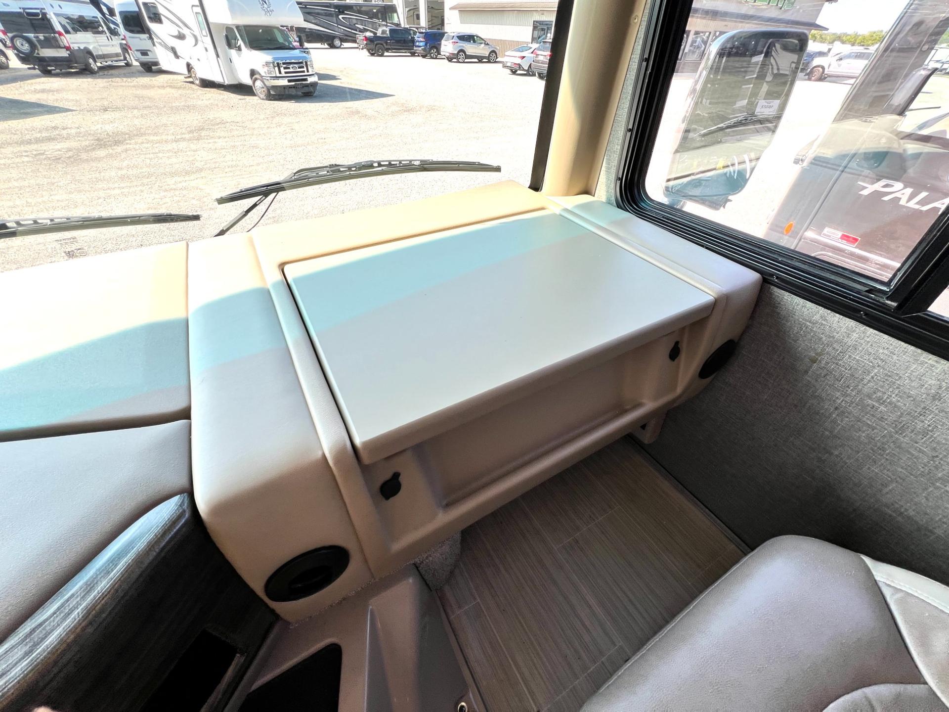 2021 Thor Motor Coach 2021 Thor Motor Coach Challenger - thumbnail 16