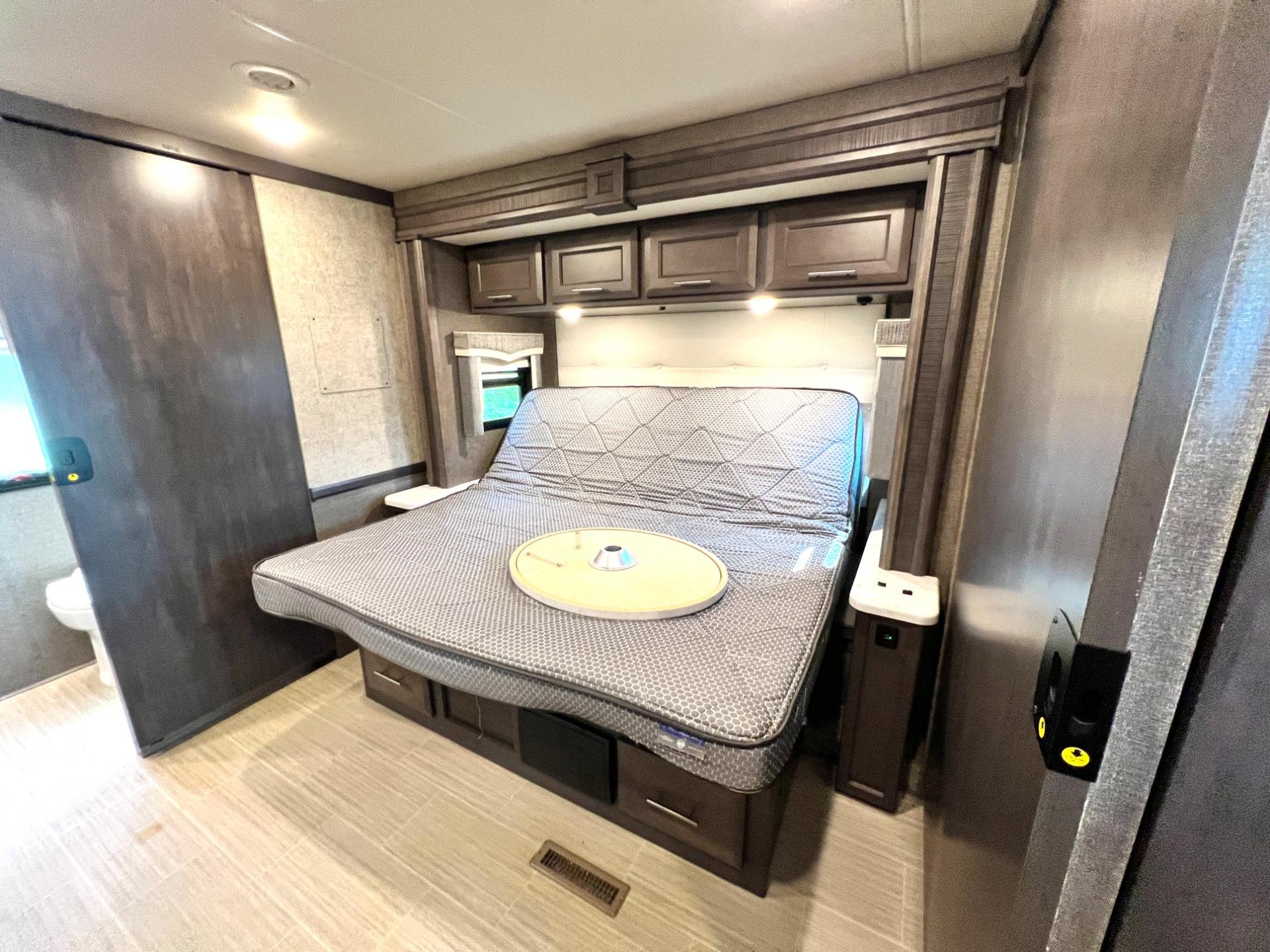 2021 Thor Motor Coach 2021 Thor Motor Coach Challenger - thumbnail 45