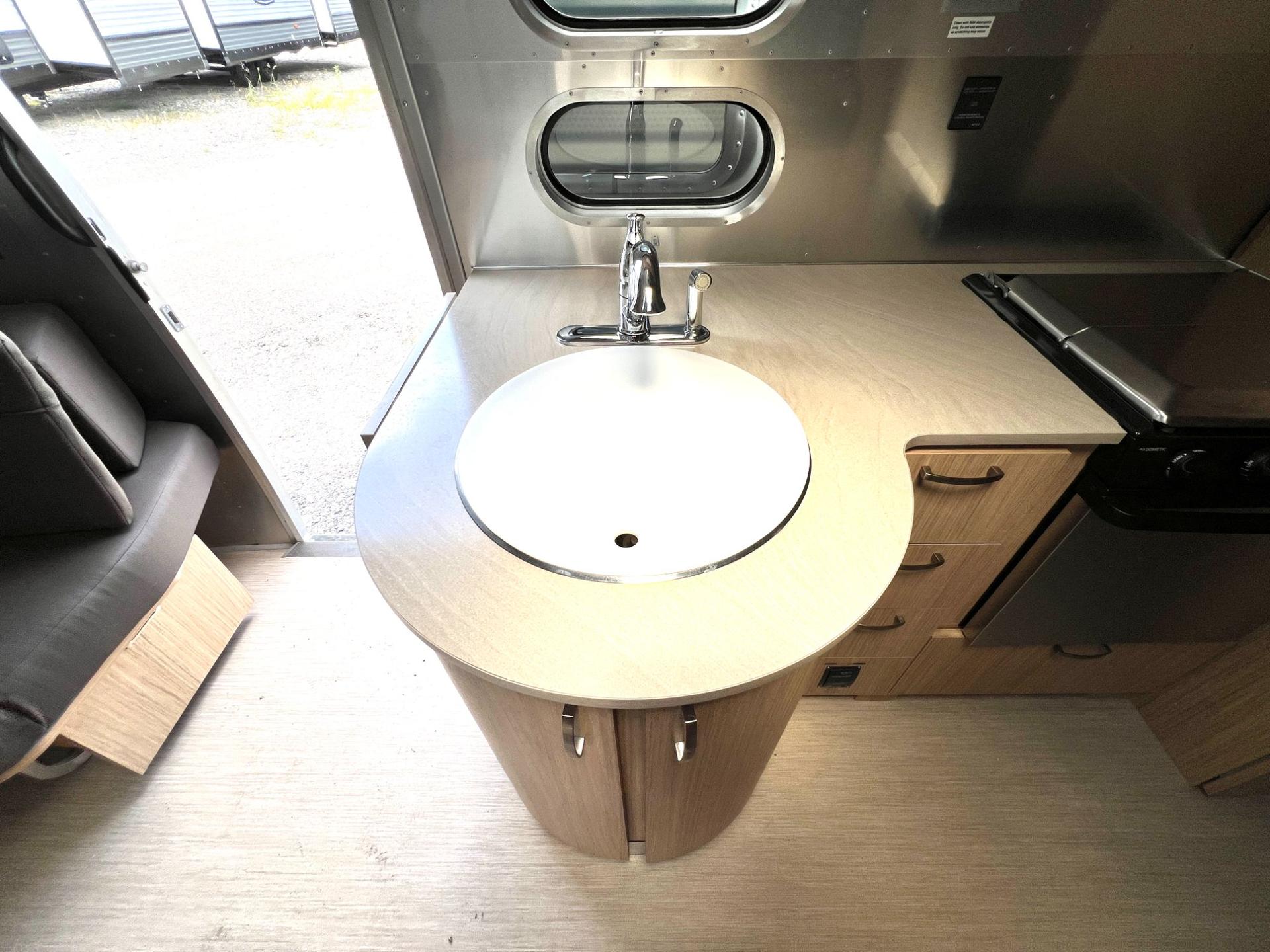 2019 Airstream 2019 Airstream Flying Cloud - thumbnail 10
