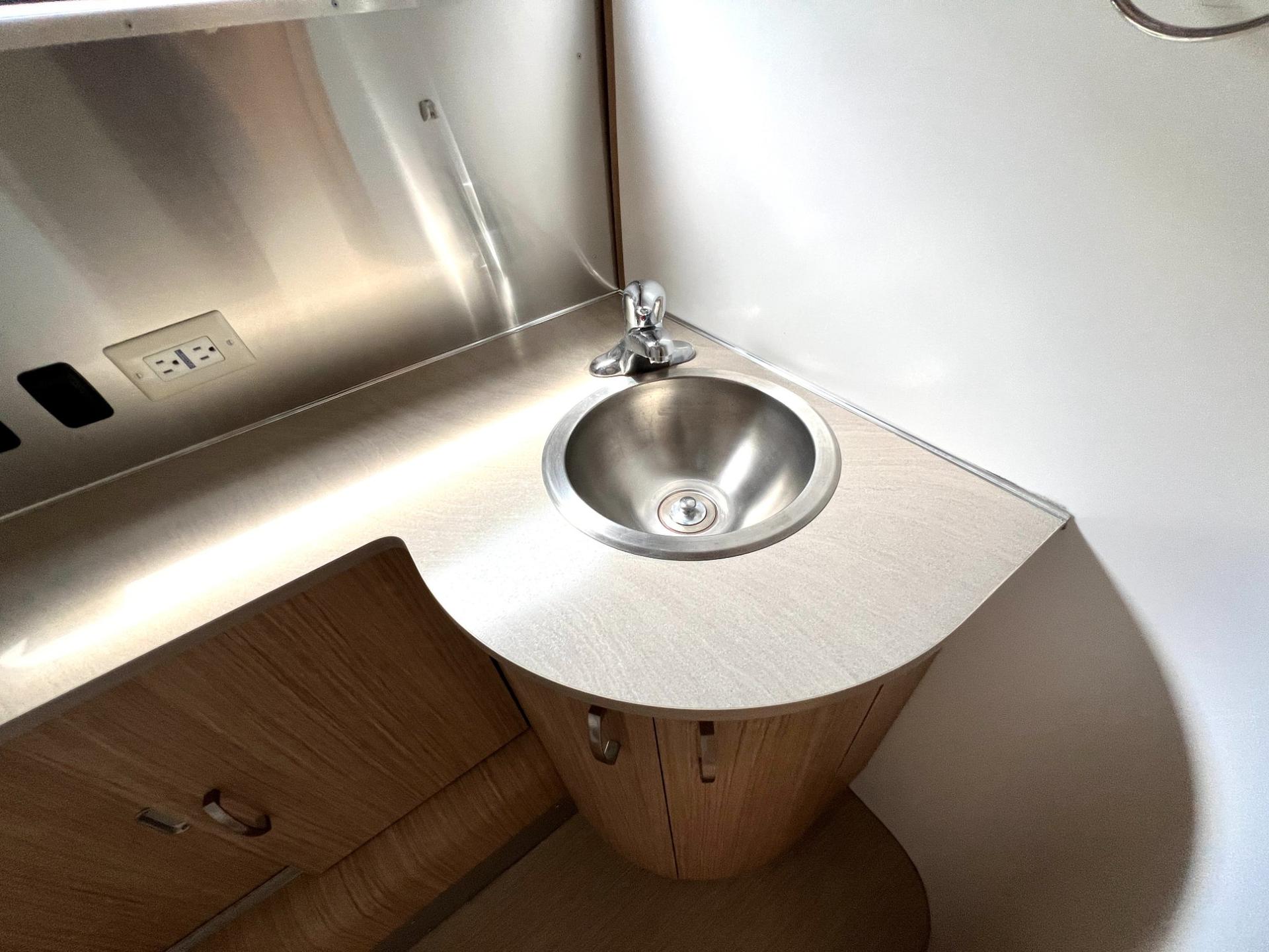 2019 Airstream 2019 Airstream Flying Cloud - thumbnail 25