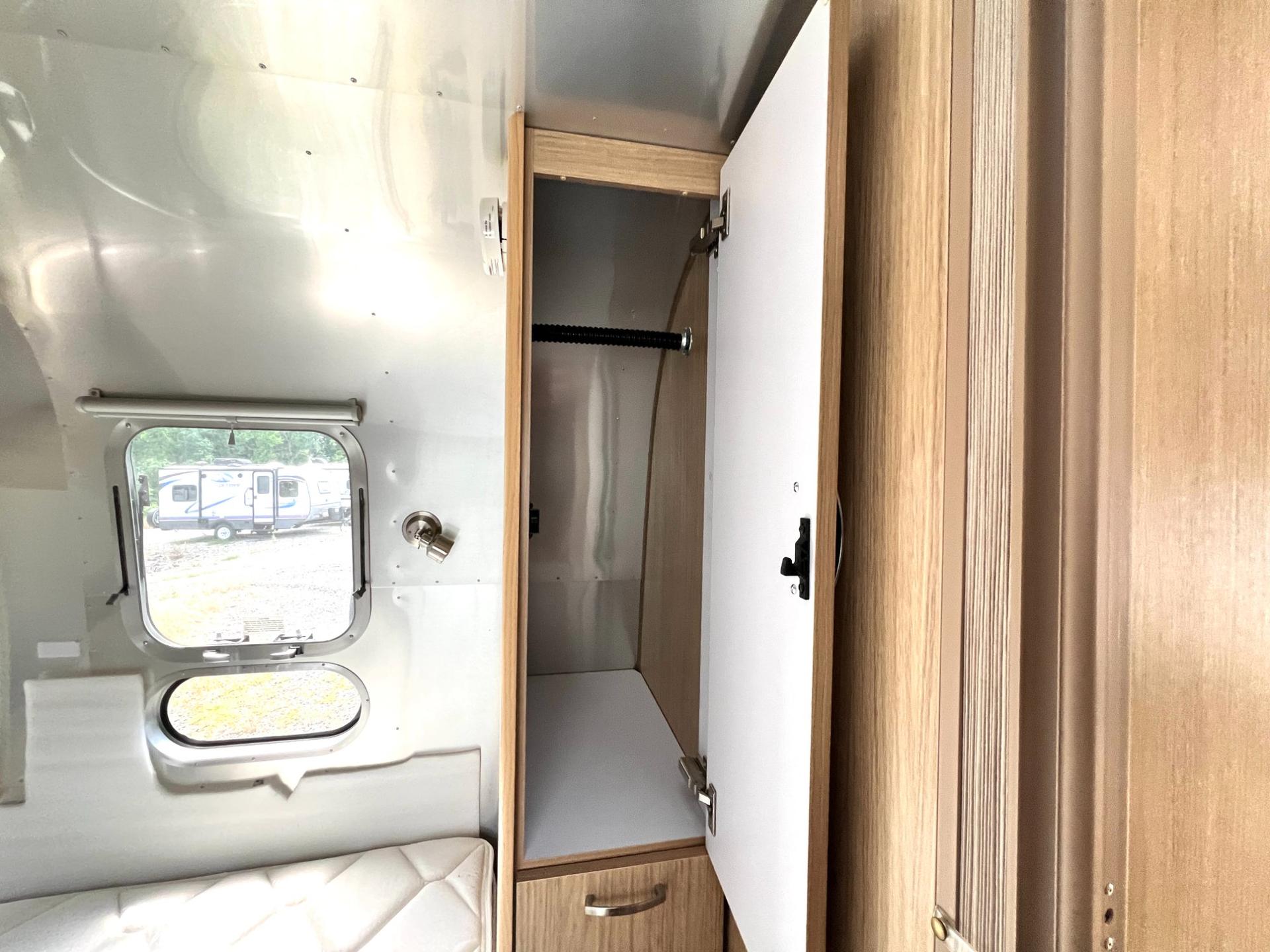 2019 Airstream 2019 Airstream Flying Cloud - thumbnail 35