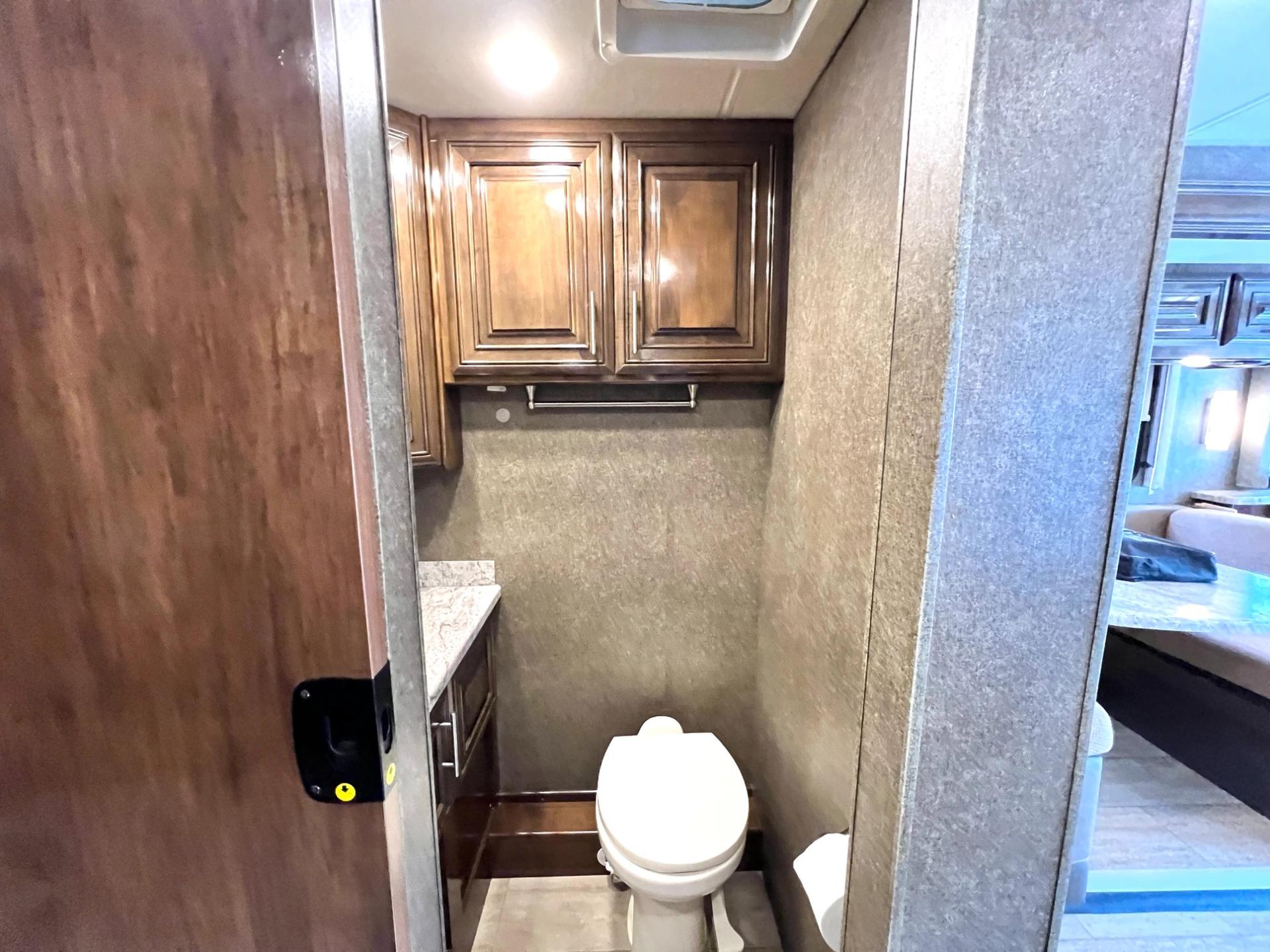 2019 Thor Motor Coach 2019 Thor Motor Coach Challenger - thumbnail 32