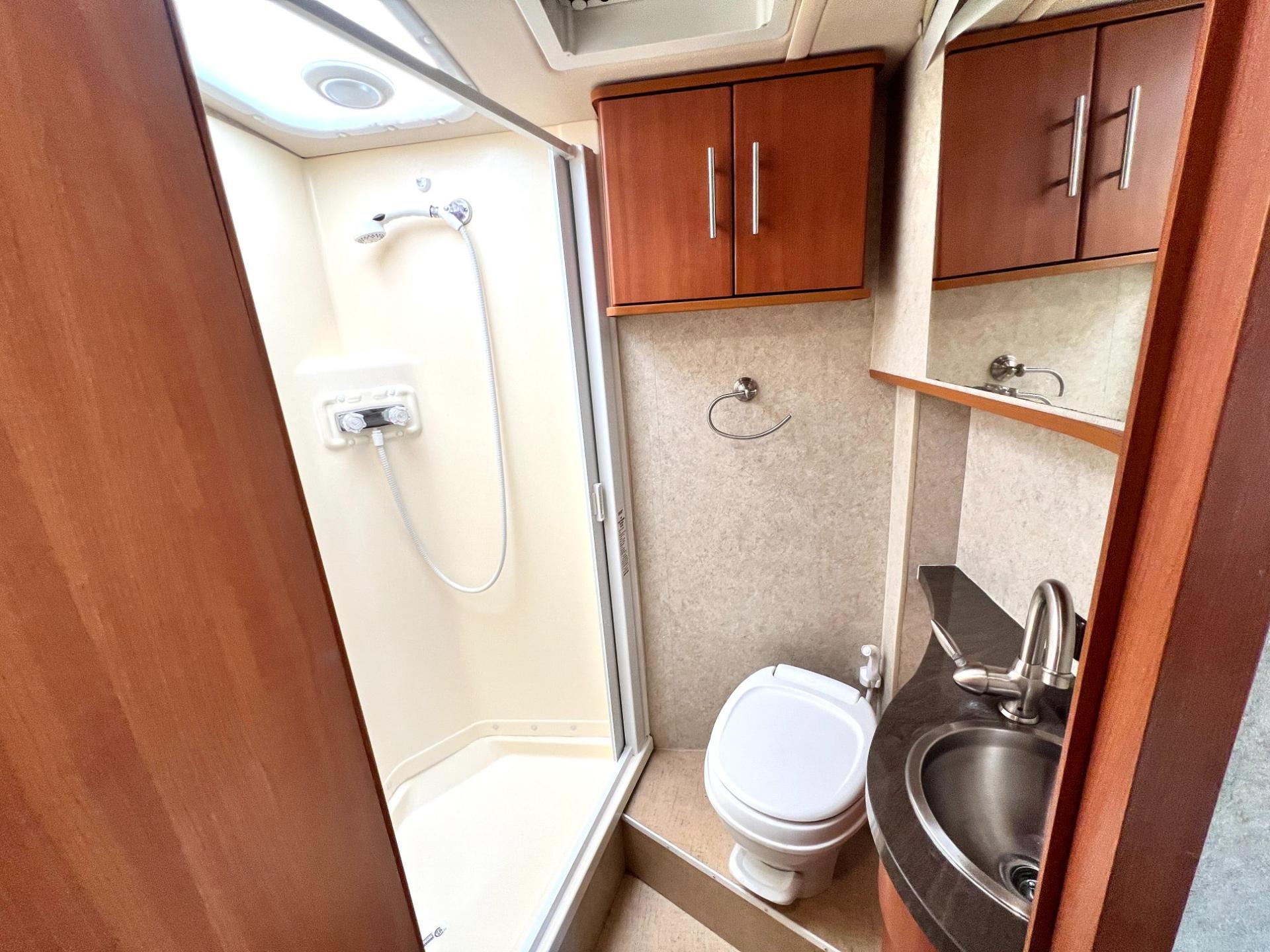 2010 Winnebago 2010 Winnebago Reyo - thumbnail 28