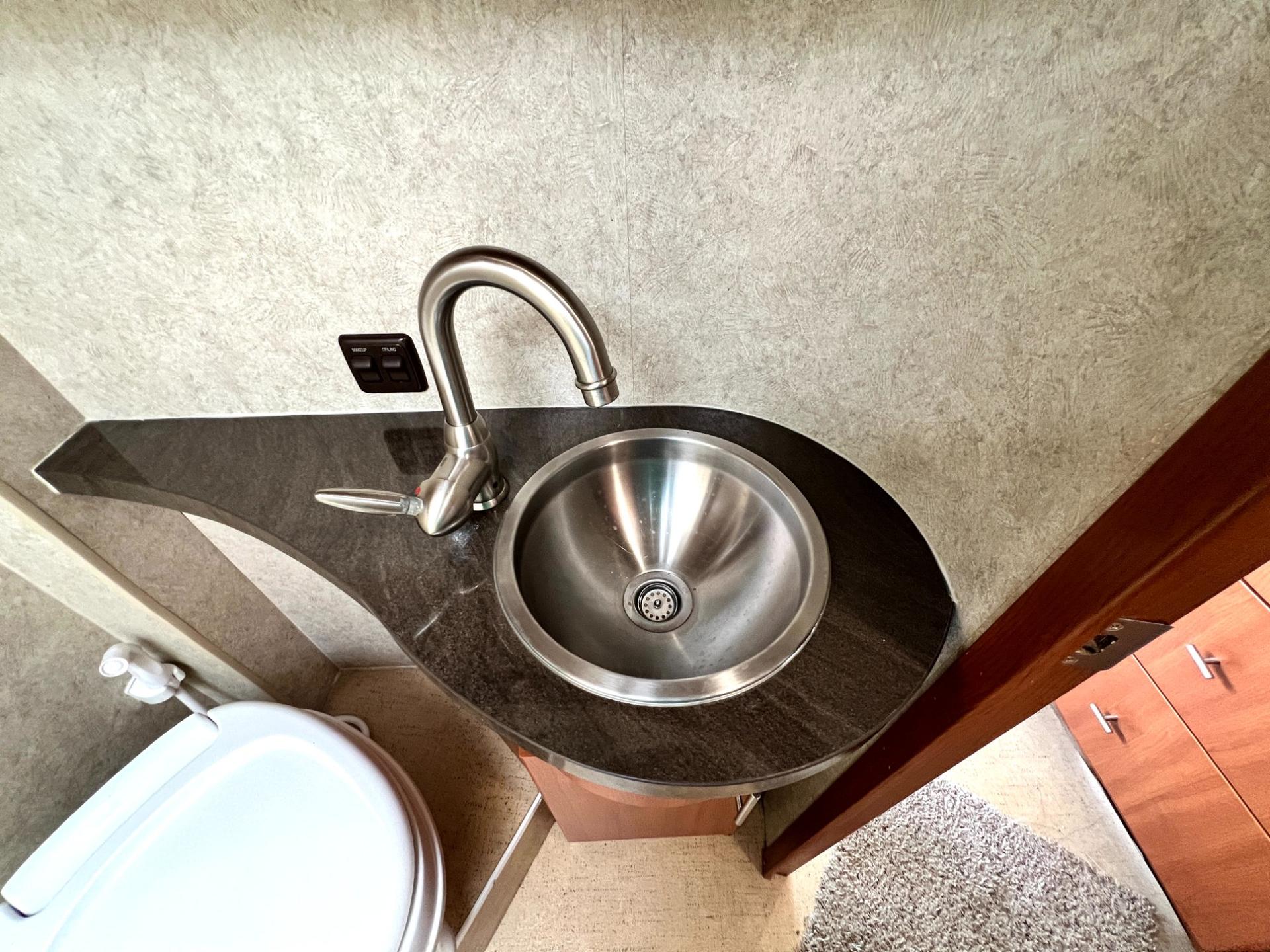 2010 Winnebago 2010 Winnebago Reyo - thumbnail 32