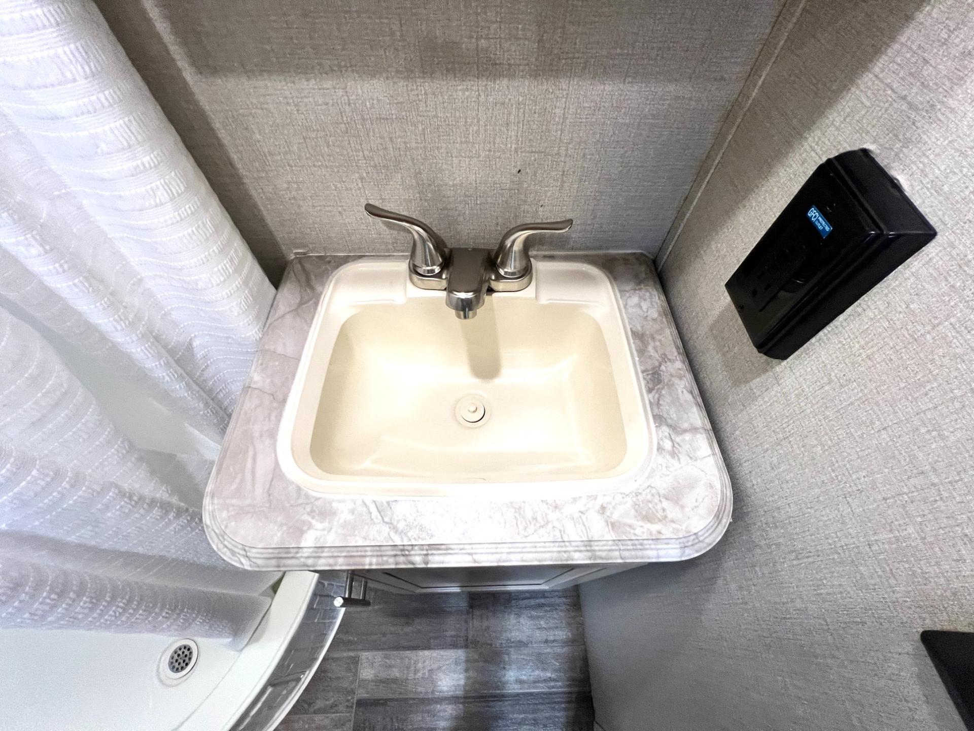2021 Coachmen 2021 Coachmen Catalina Expedition - thumbnail 35