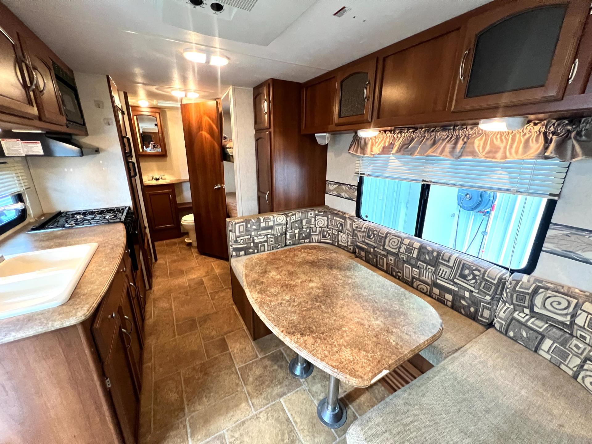 2012 Coachmen 2012 Coachmen Freedom Express - thumbnail 10