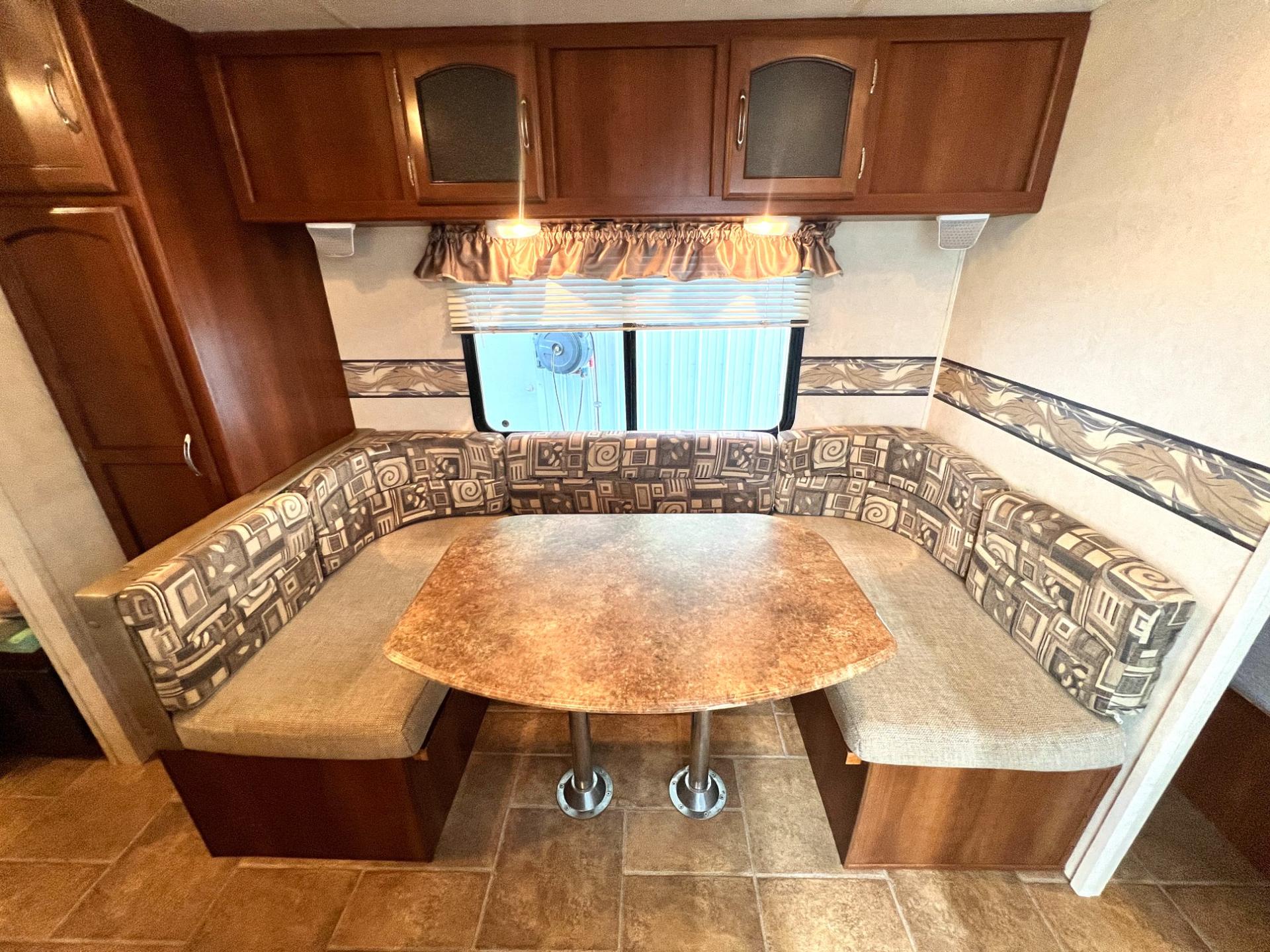 2012 Coachmen 2012 Coachmen Freedom Express - thumbnail 12