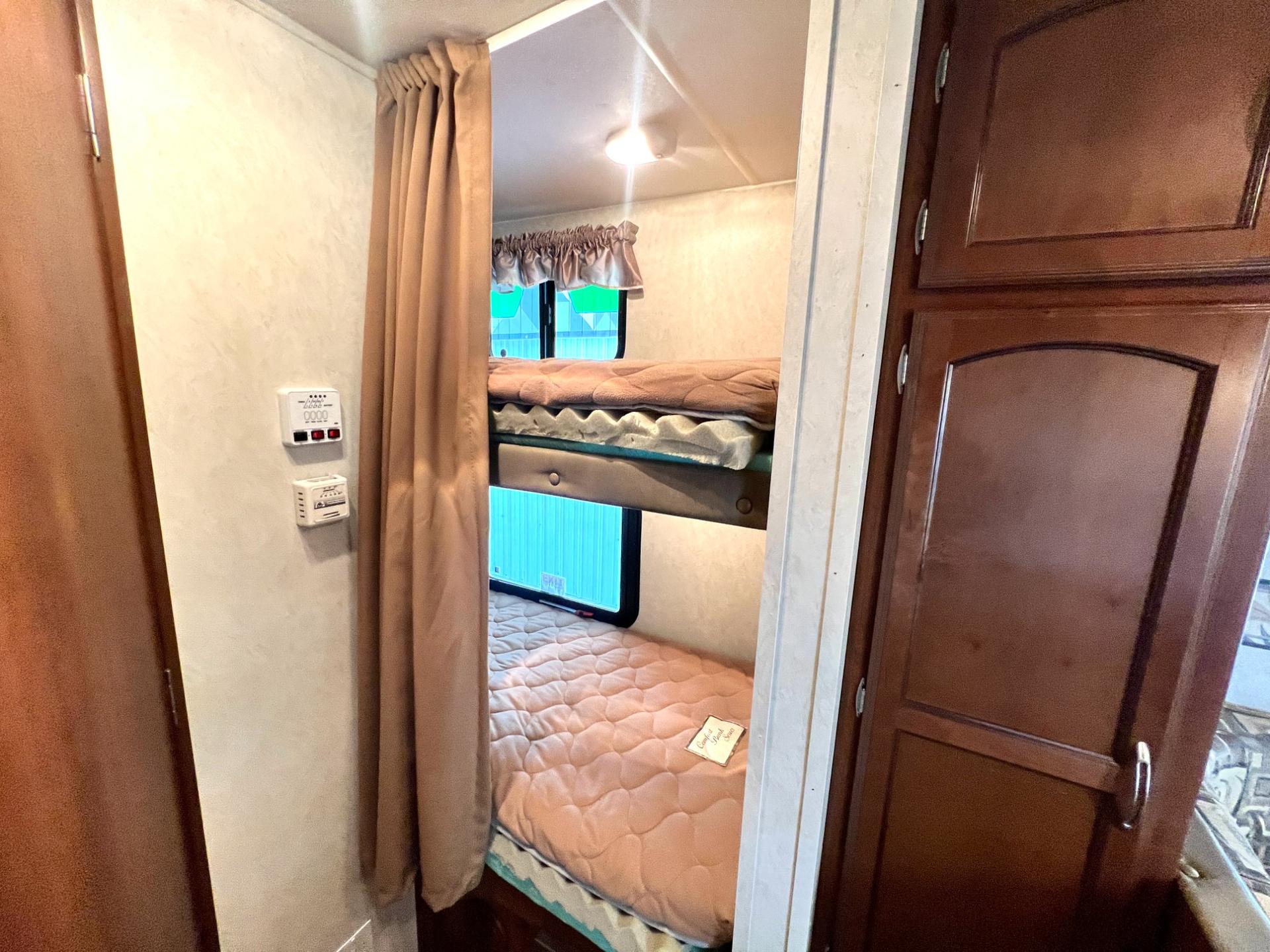 2012 Coachmen 2012 Coachmen Freedom Express - thumbnail 22