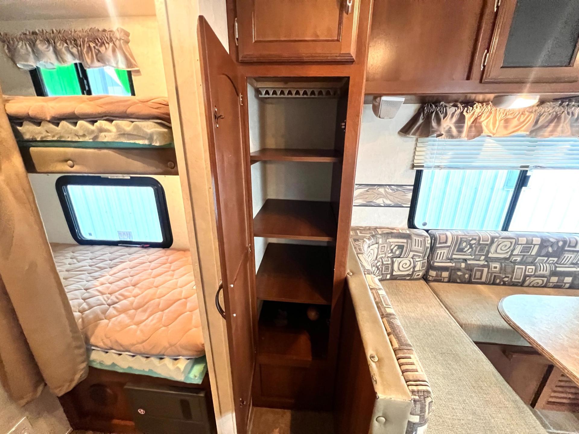 2012 Coachmen 2012 Coachmen Freedom Express - thumbnail 21