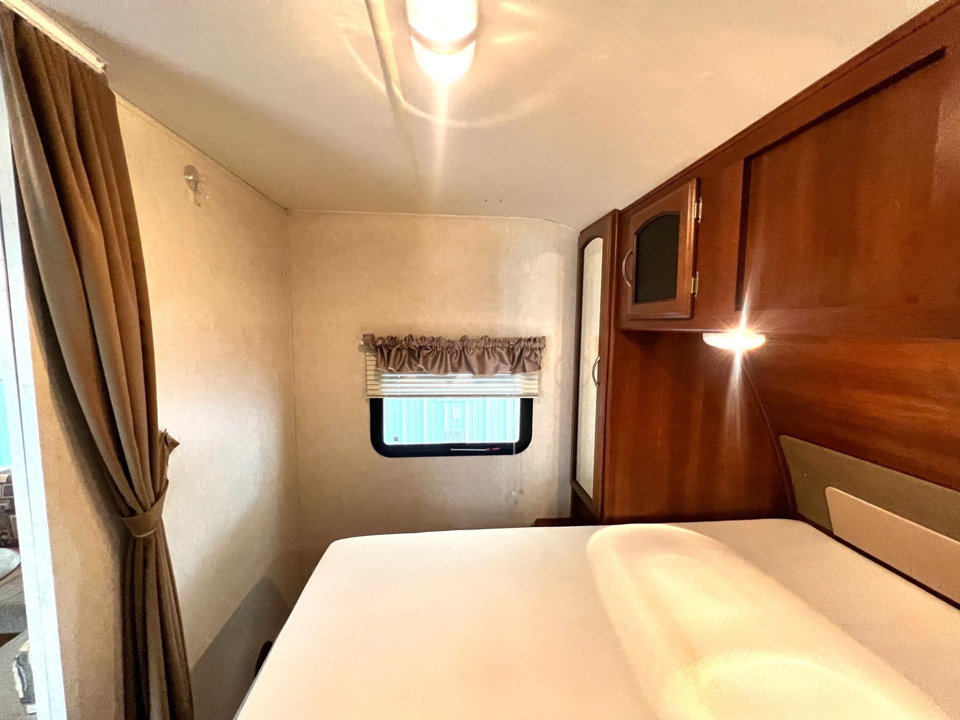 2012 Coachmen 2012 Coachmen Freedom Express - thumbnail 32