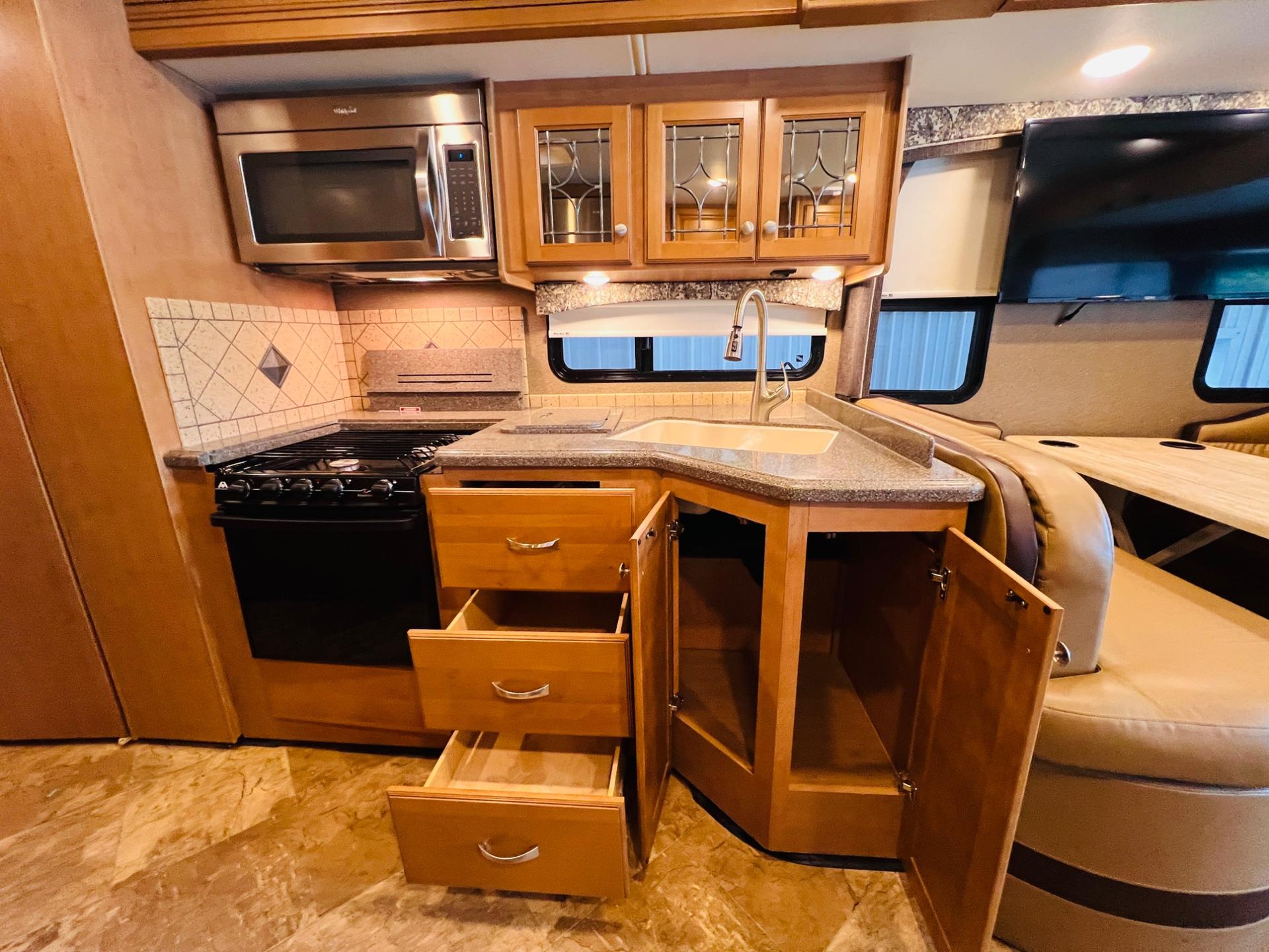 2016 Thor Motor Coach 2016 Thor Motor Coach Miramar - thumbnail 28