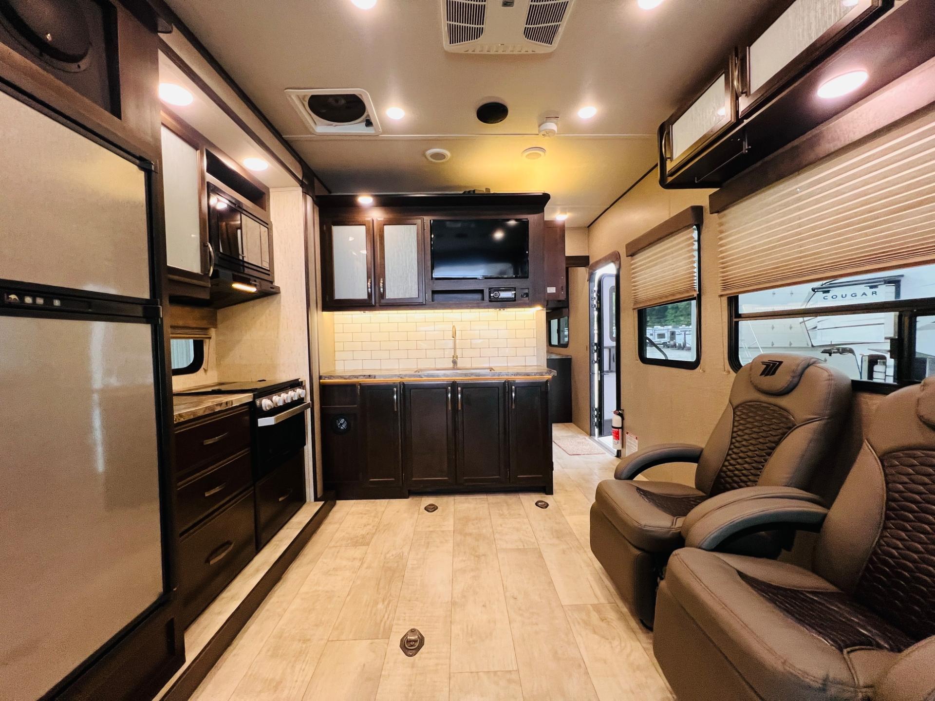 2020 Grand Design 2020 Grand Design Momentum G-Class - thumbnail 23