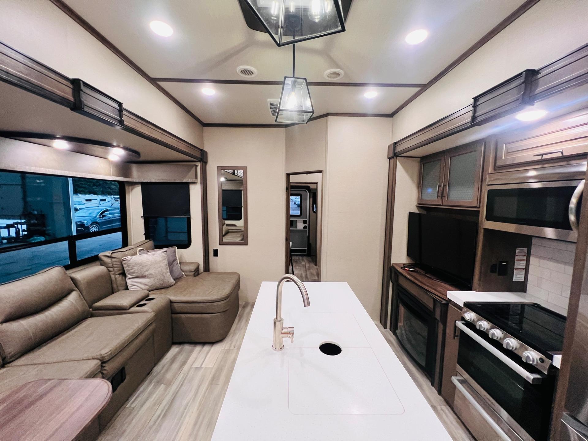 2022 Grand Design 2022 Grand Design Solitude S-Class - thumbnail 17