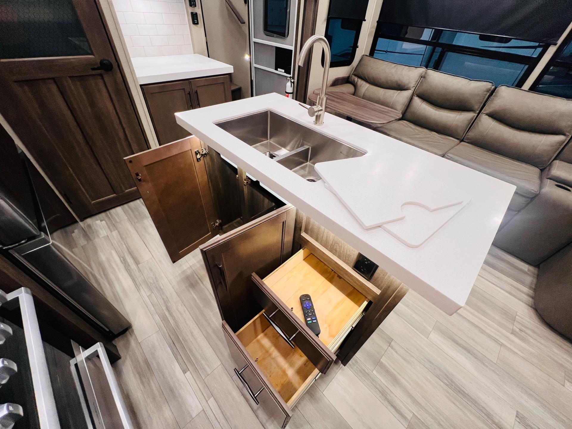 2022 Grand Design 2022 Grand Design Solitude S-Class - thumbnail 20