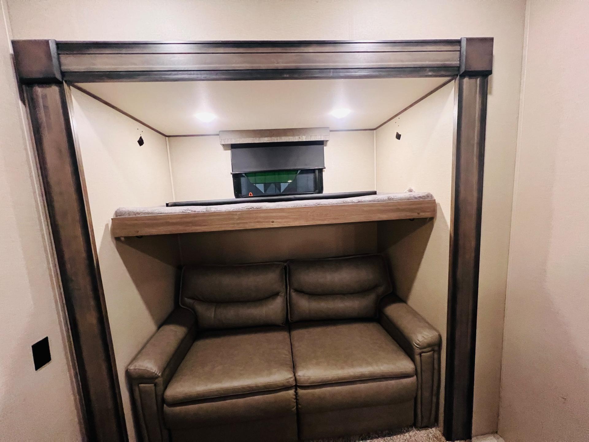 2022 Grand Design 2022 Grand Design Solitude S-Class - thumbnail 33