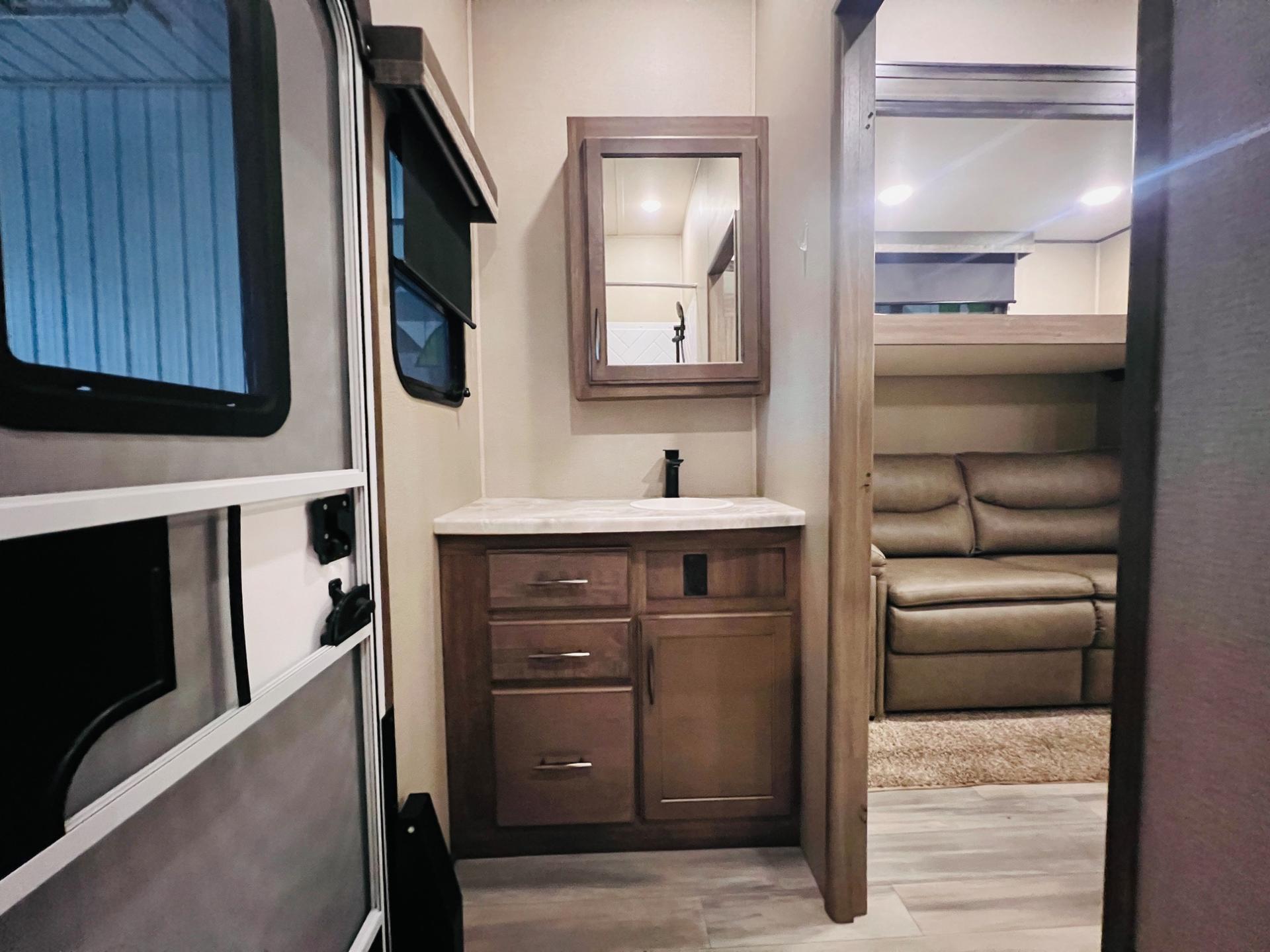 2022 Grand Design 2022 Grand Design Solitude S-Class - thumbnail 39