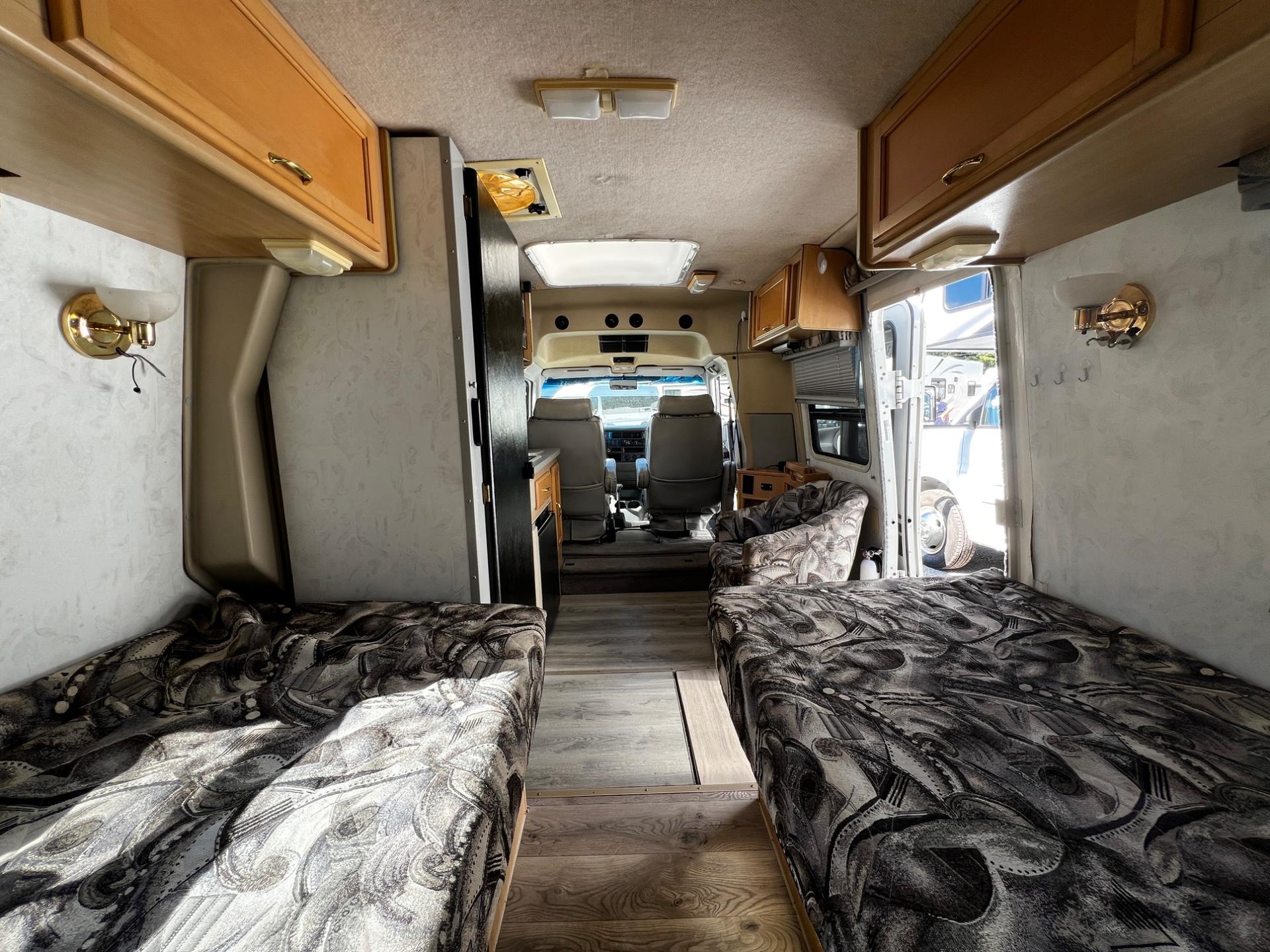 1999 Winnebago 1999 Winnebago Rialta - thumbnail 45