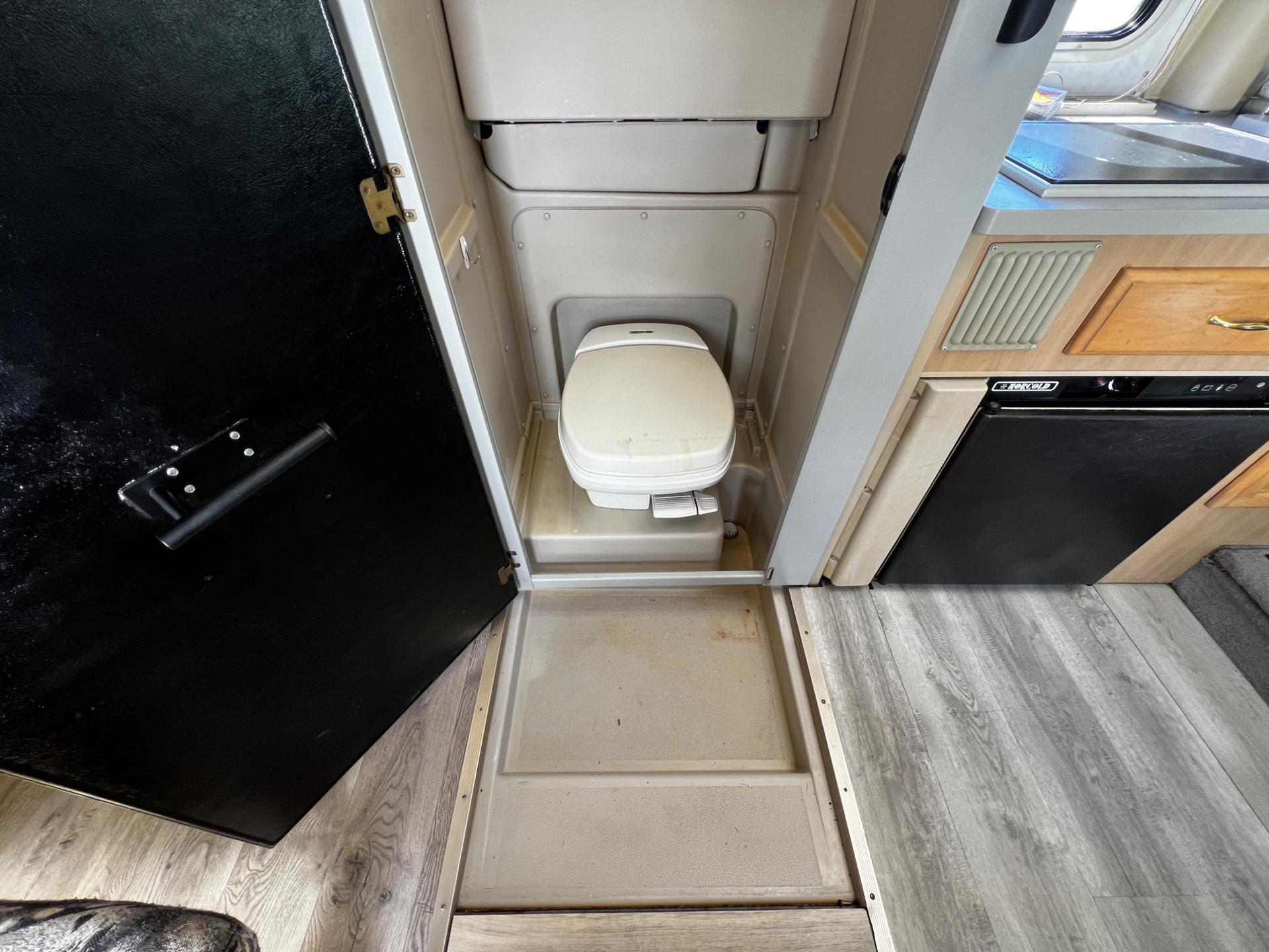 1999 Winnebago 1999 Winnebago Rialta - thumbnail 33