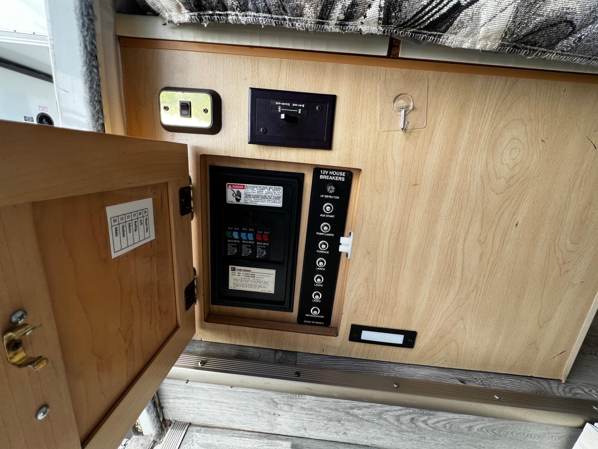 1999 Winnebago 1999 Winnebago Rialta - thumbnail 48