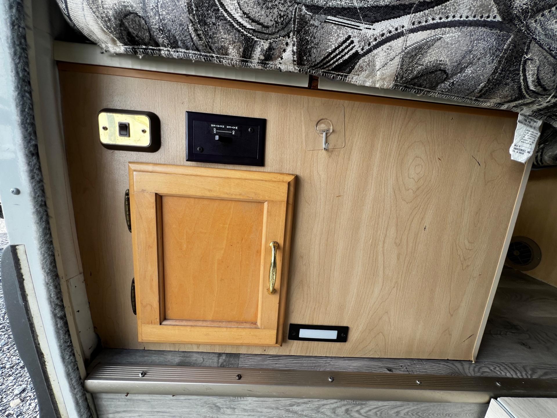 1999 Winnebago 1999 Winnebago Rialta - thumbnail 49