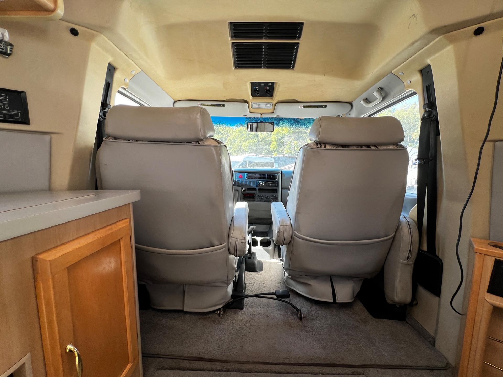 1999 Winnebago 1999 Winnebago Rialta - thumbnail 10