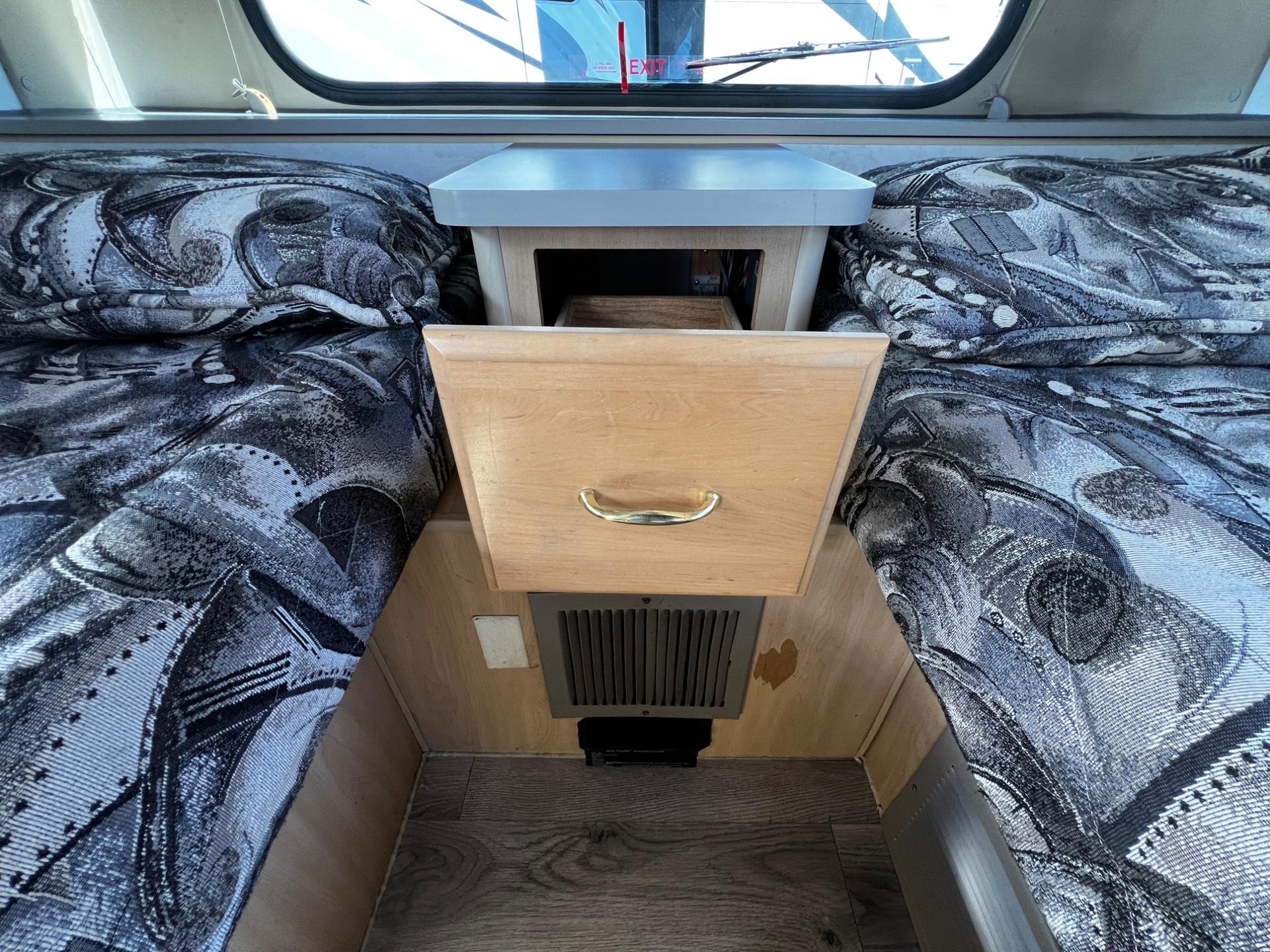1999 Winnebago 1999 Winnebago Rialta - thumbnail 40