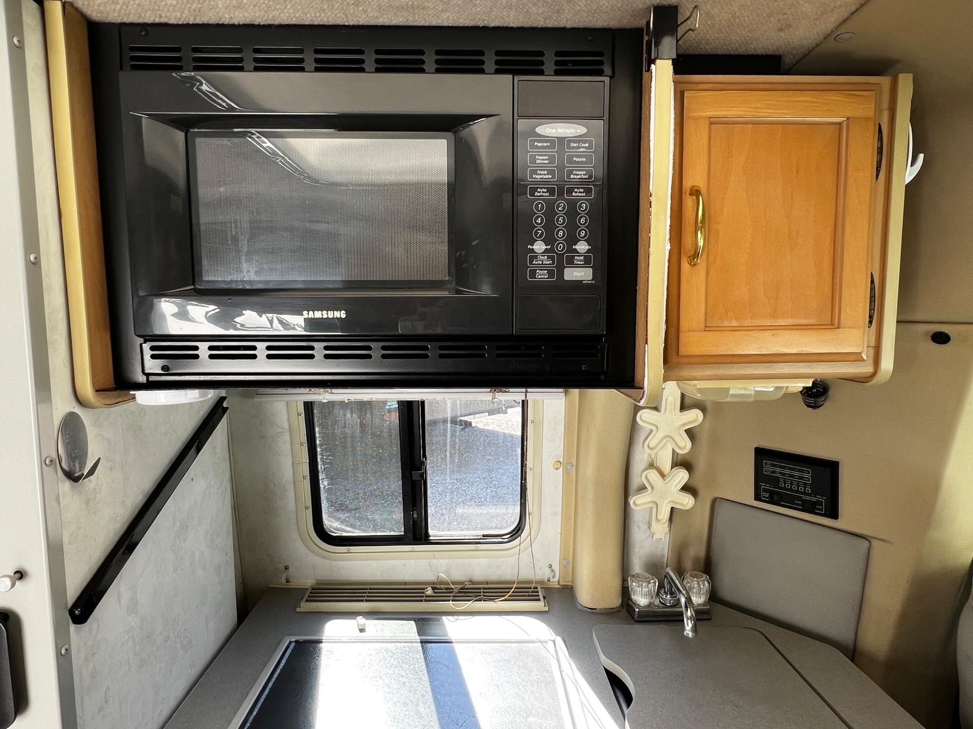 1999 Winnebago 1999 Winnebago Rialta - thumbnail 22