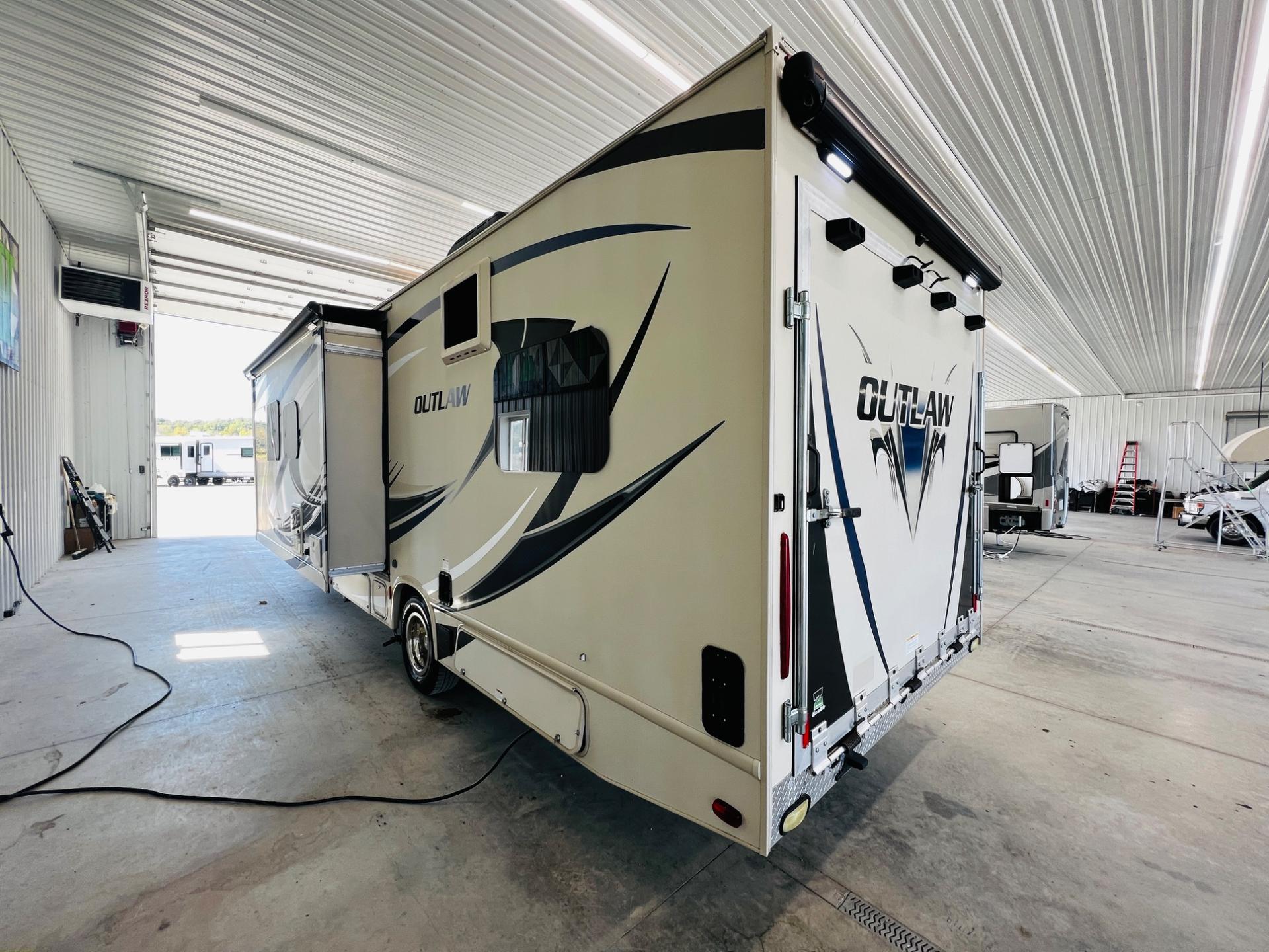 2018 Thor Motor Coach 2018 Thor Motor Coach Outlaw - thumbnail 7