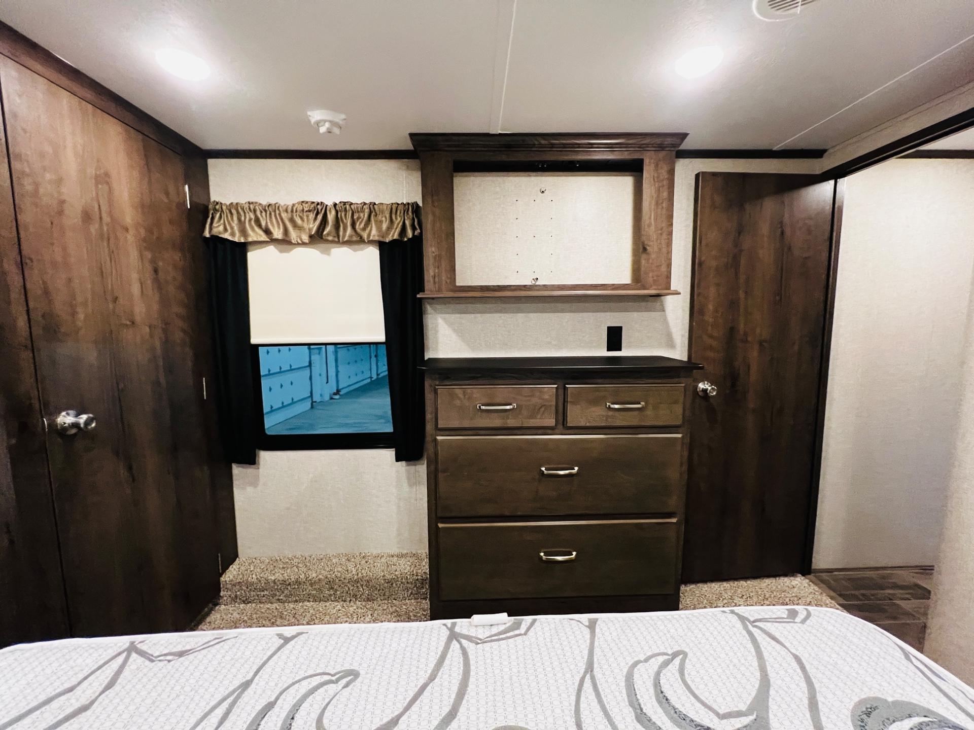2019 Keystone 2019 Keystone Montana High Country - thumbnail 38