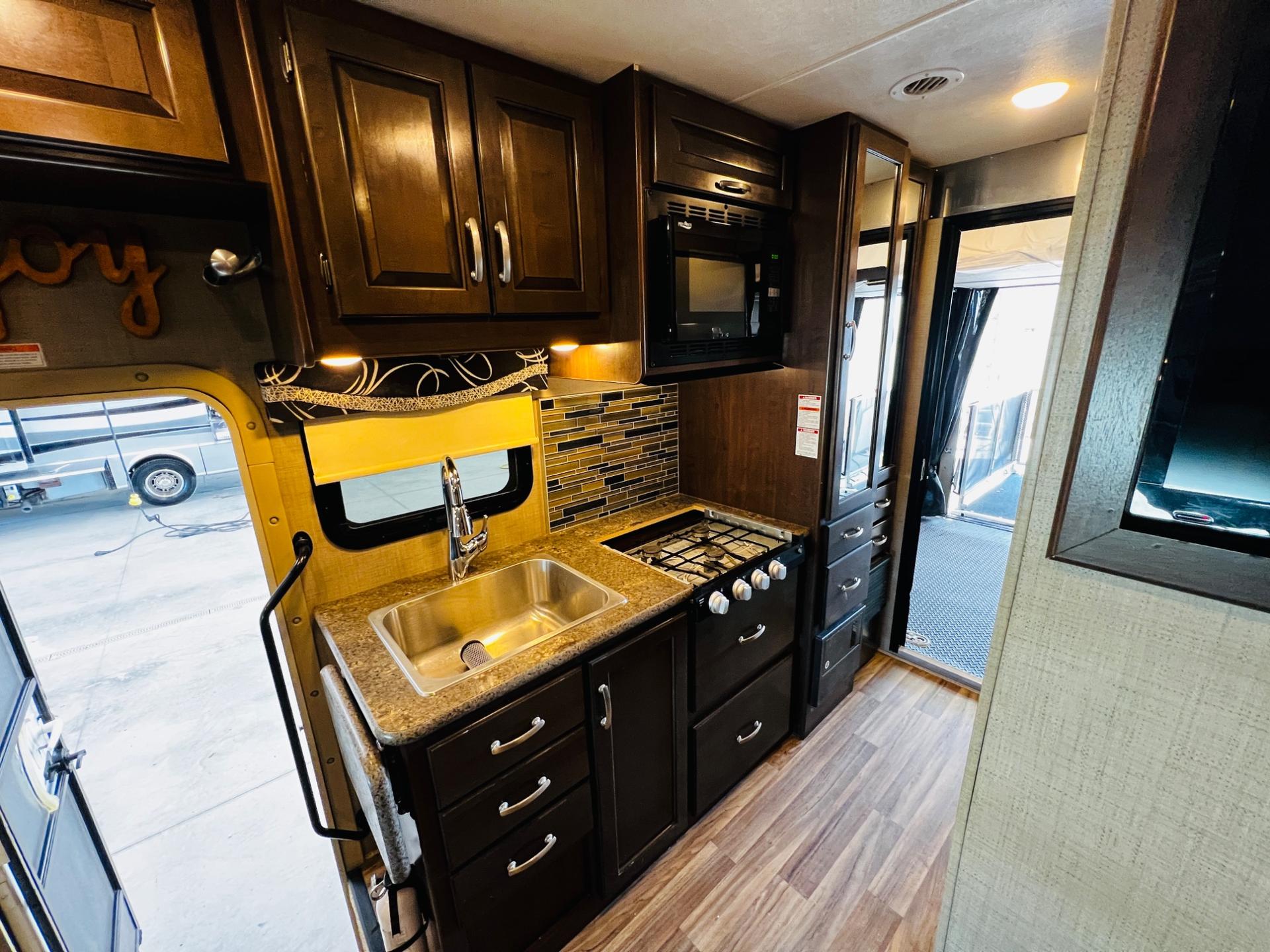 2019 Thor Motor Coach 2019 Thor Motor Coach Outlaw - thumbnail 24