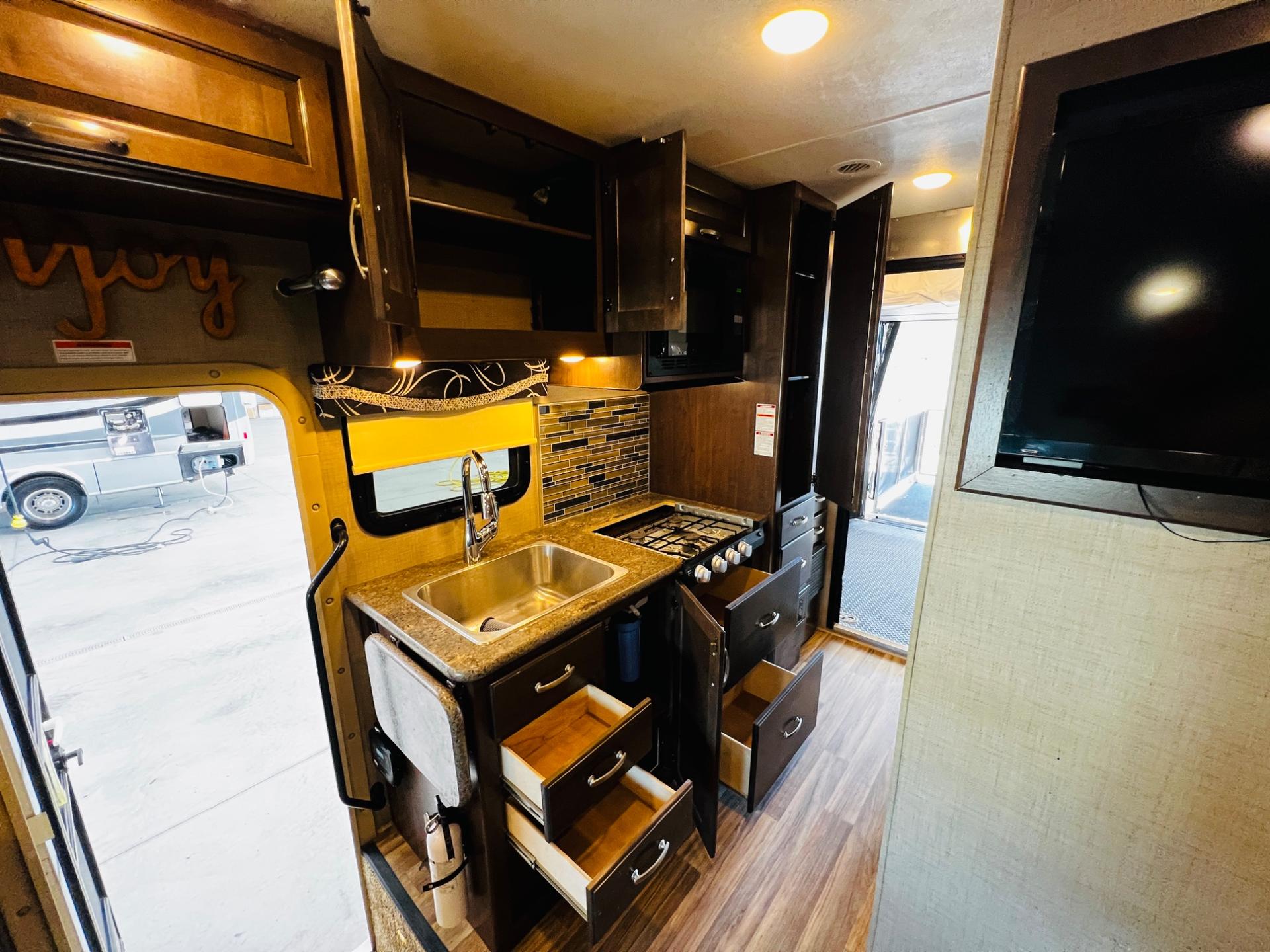 2019 Thor Motor Coach 2019 Thor Motor Coach Outlaw - thumbnail 28
