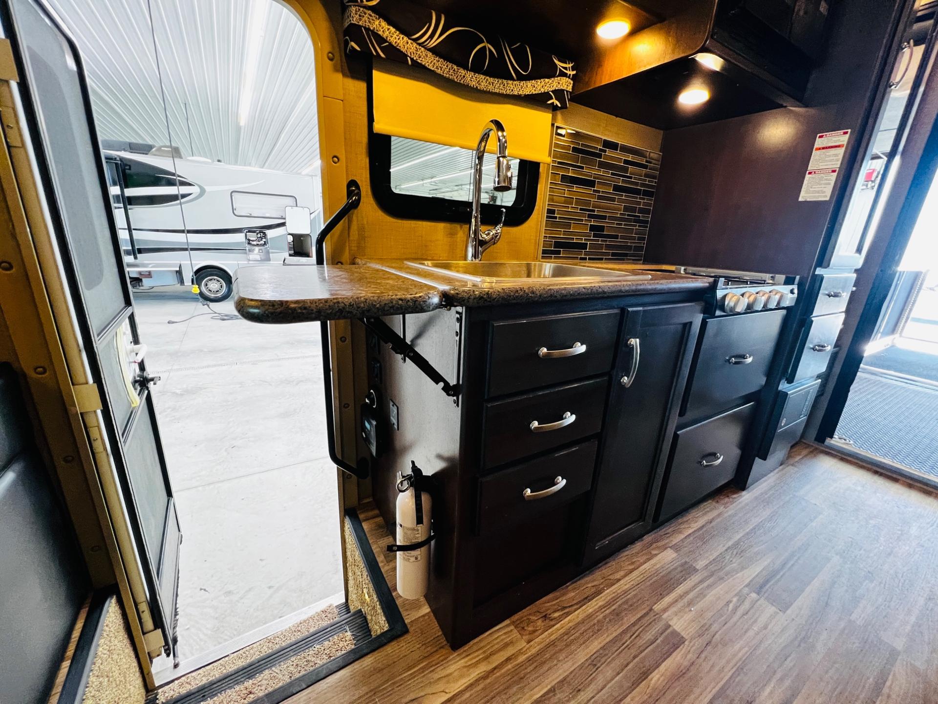 2019 Thor Motor Coach 2019 Thor Motor Coach Outlaw - thumbnail 30