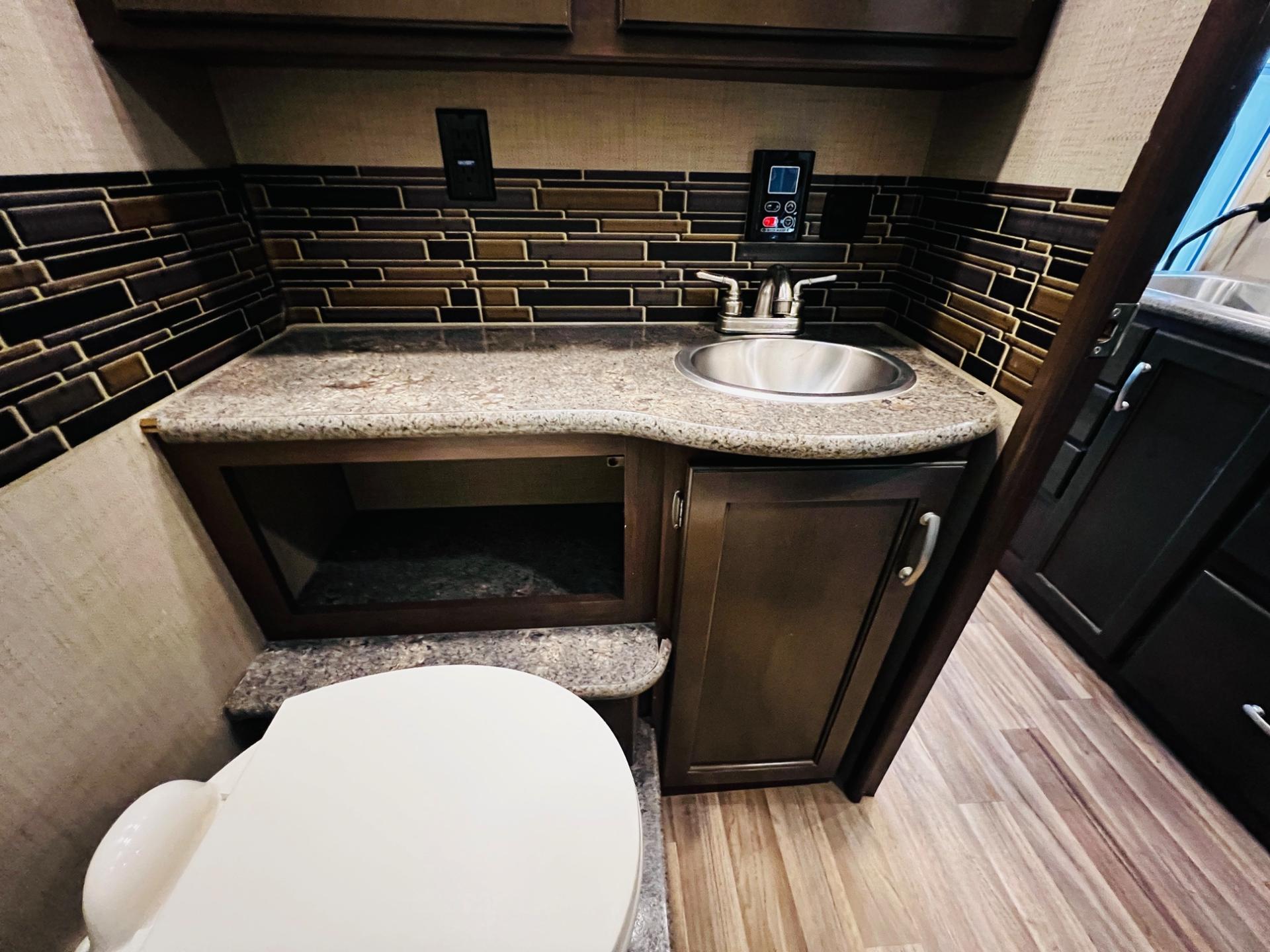 2019 Thor Motor Coach 2019 Thor Motor Coach Outlaw - thumbnail 40