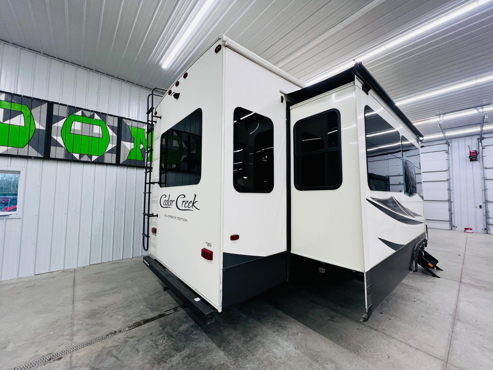 2020 Forest River 2020 Forest River Cedar Creek SILVERBACK - thumbnail 3