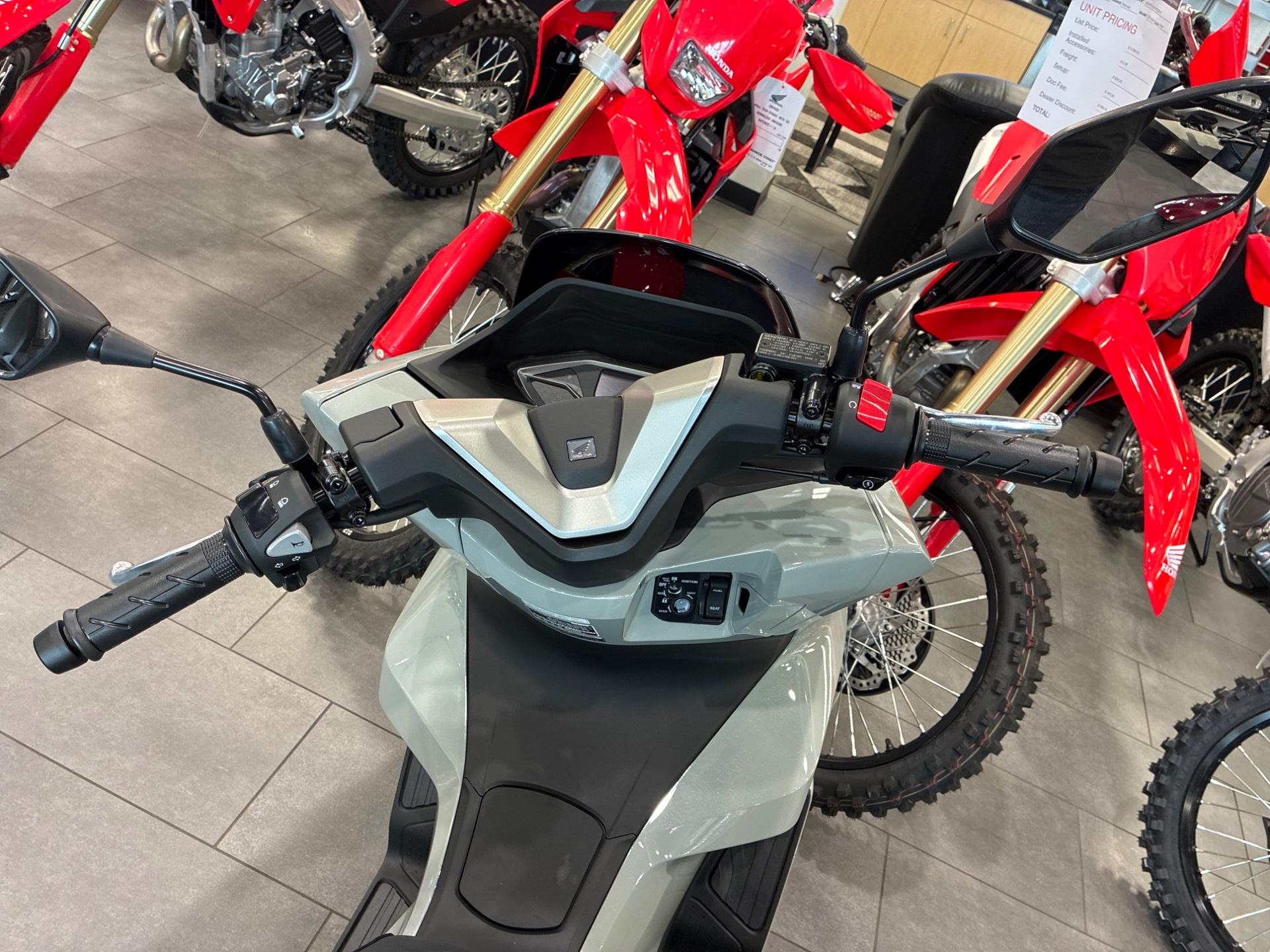 2026 Honda 2026 Honda PCX160AT - thumbnail 9