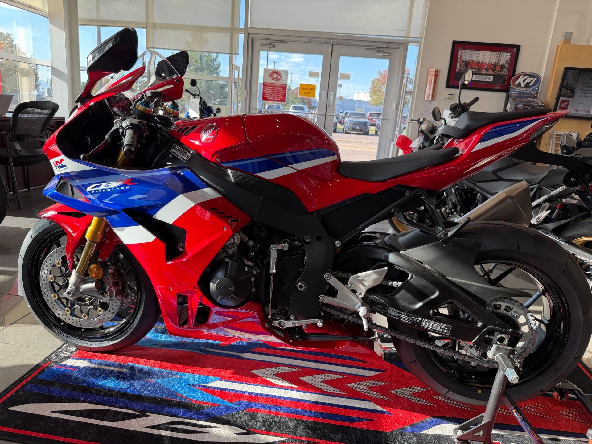 2027 Honda 2027 Honda CBR1000RR-R Fireblade SP - thumbnail 3