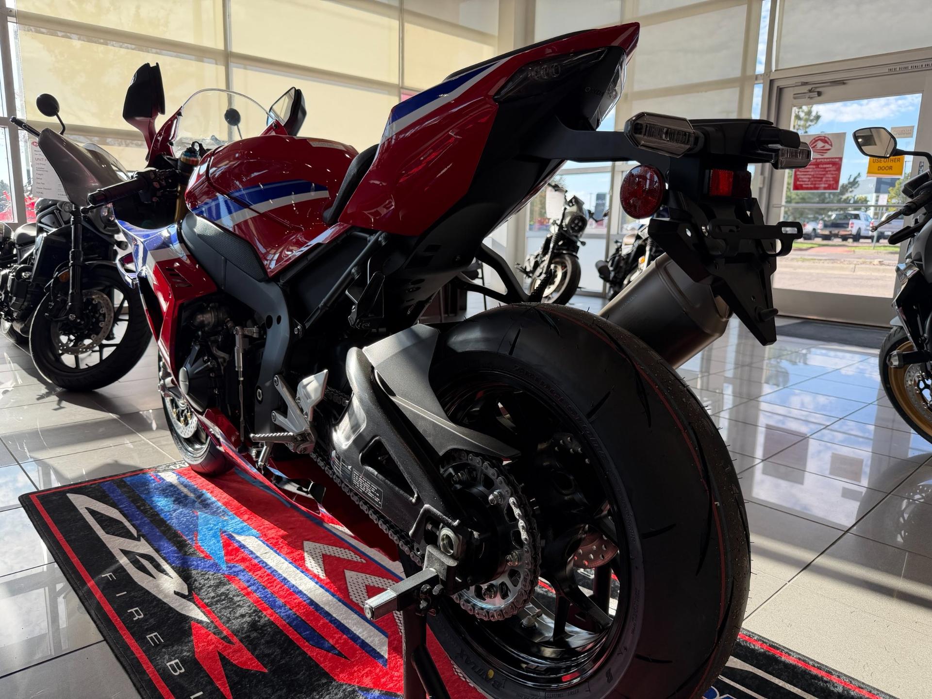 2027 Honda 2027 Honda CBR1000RR-R Fireblade SP - thumbnail 6