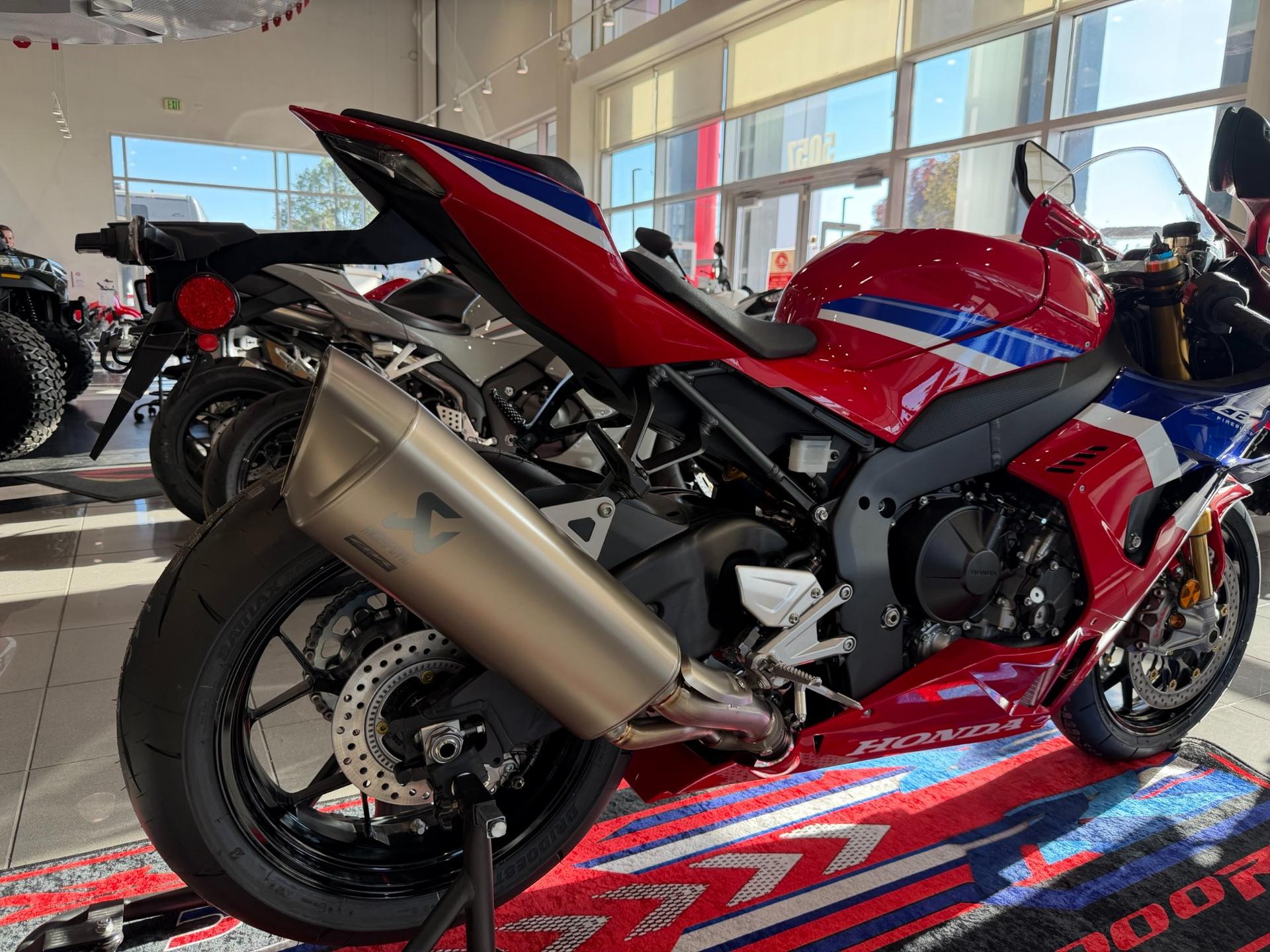 2027 Honda 2027 Honda CBR1000RR-R Fireblade SP - thumbnail 7