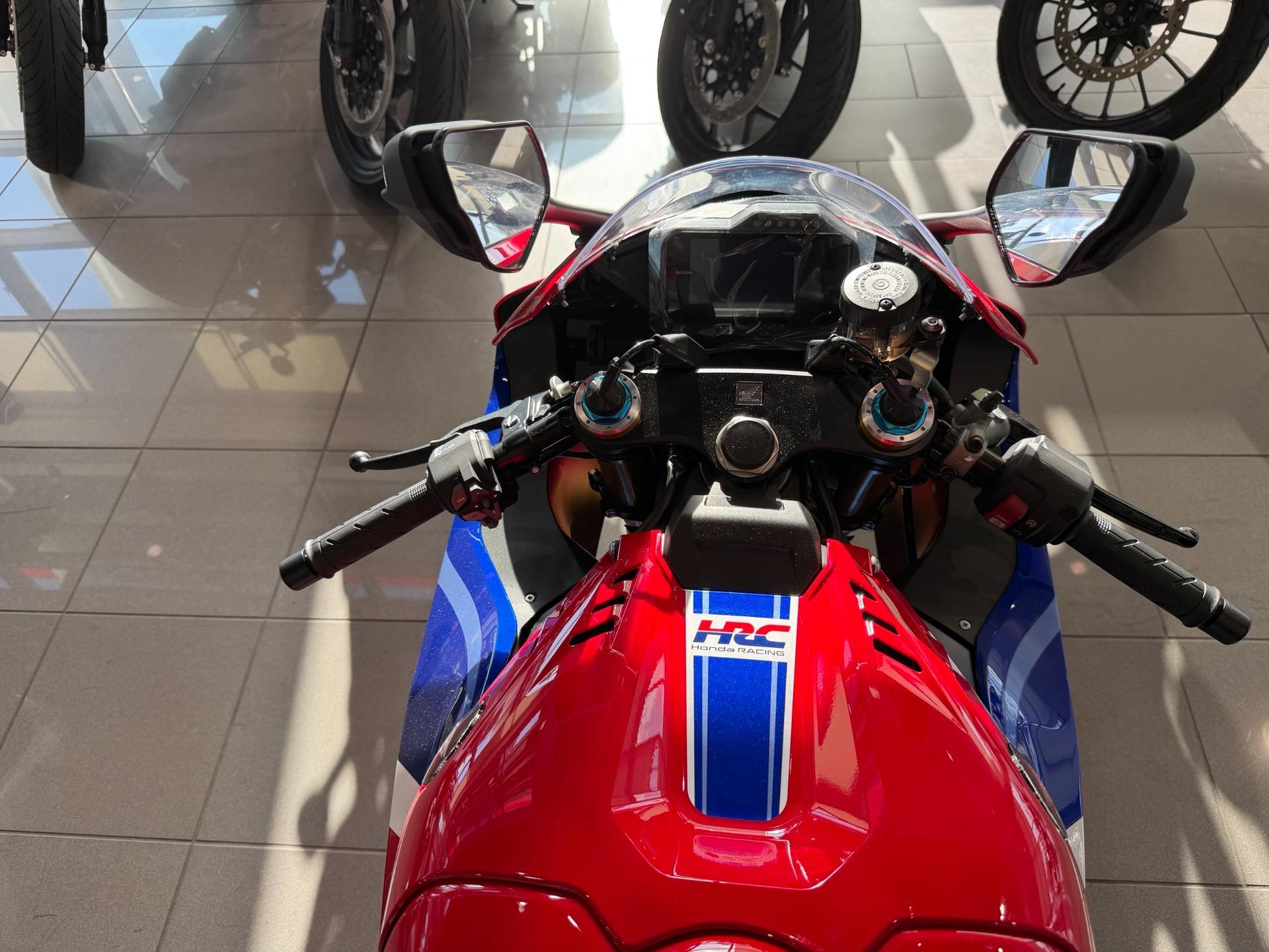 2027 Honda 2027 Honda CBR1000RR-R Fireblade SP - thumbnail 9
