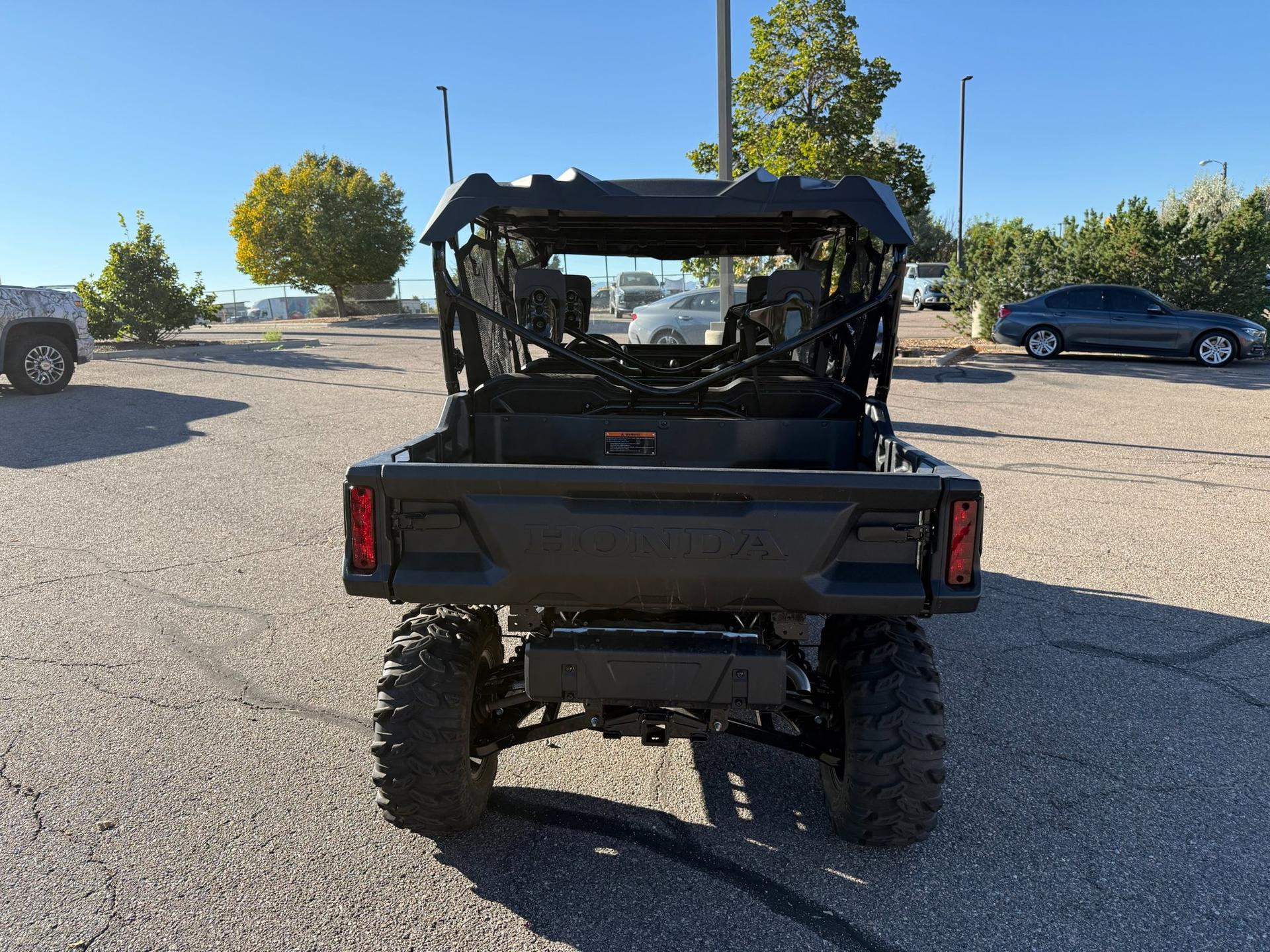 2025 Honda 2025 Honda Pioneer 1000-6 Deluxe Crew - thumbnail 8