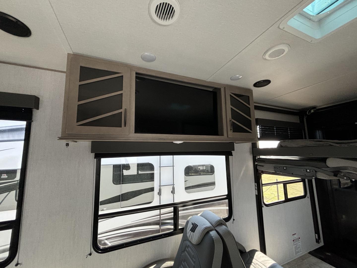 2024 Grand Design 2024 Grand Design Momentum - thumbnail 17