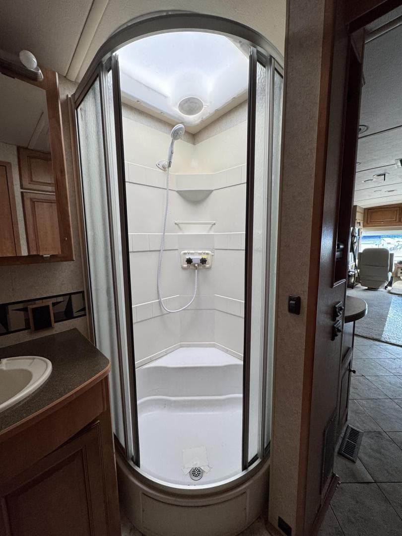 2010 Winnebago 2010 Winnebago Adventurer - thumbnail 12