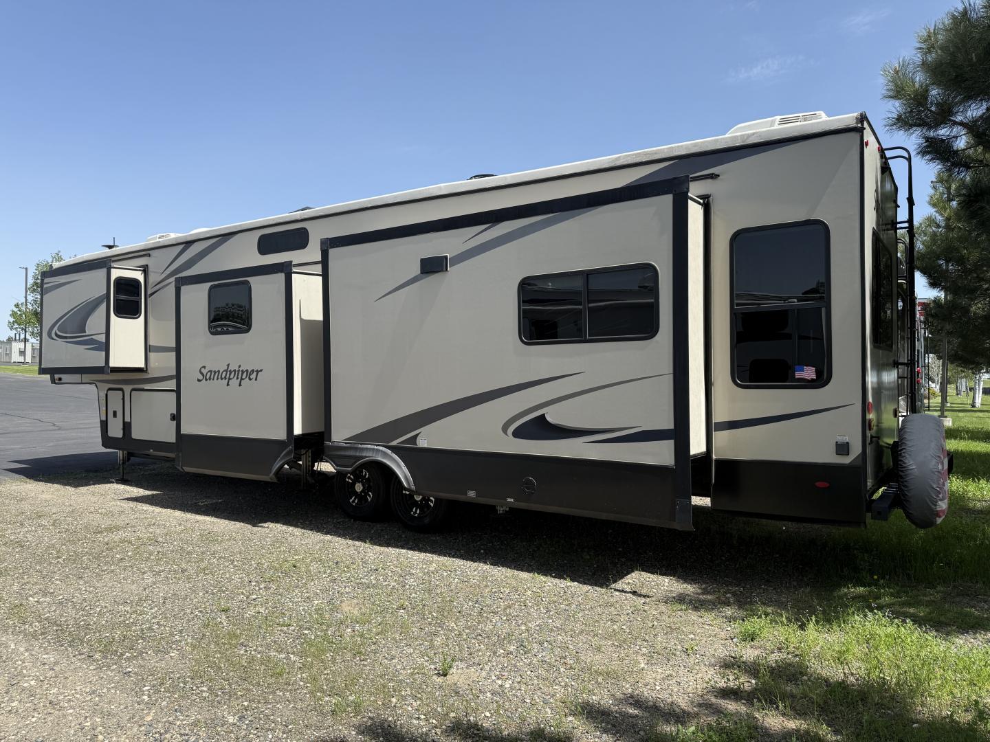 2021 Forest River RV 2021 Forest River RV Sandpiper - thumbnail 3