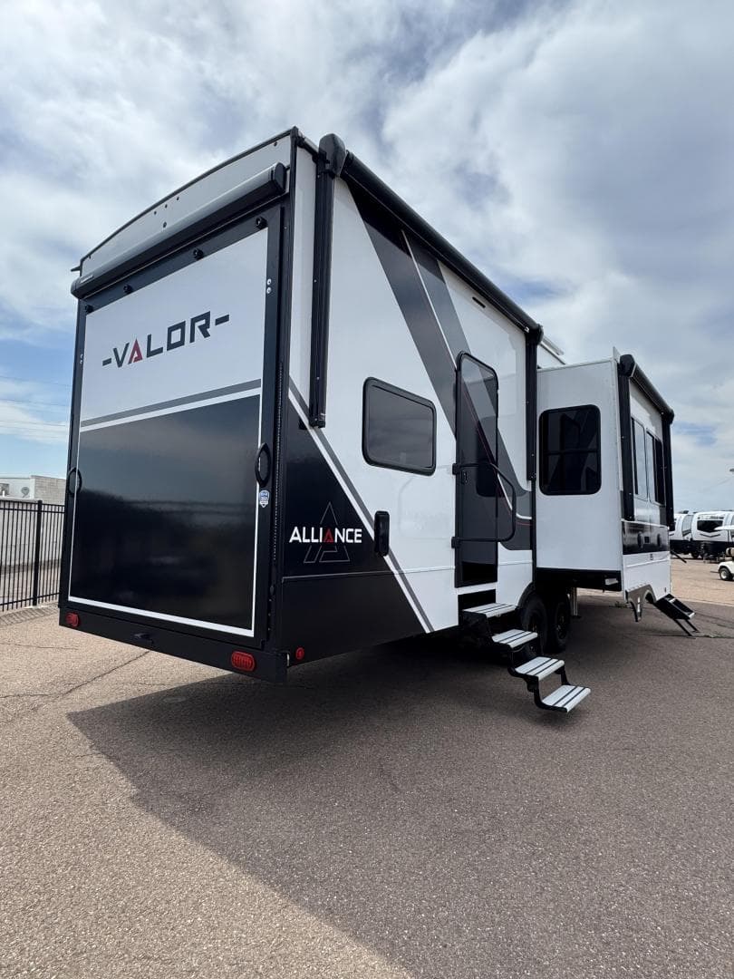 2025 Alliance RV 2025 Alliance RV Valor - thumbnail 5