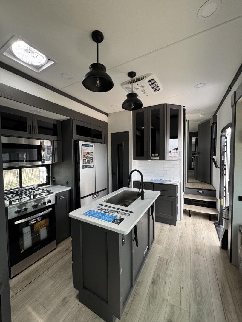 2025 Alliance RV 2025 Alliance RV Valor - thumbnail 8